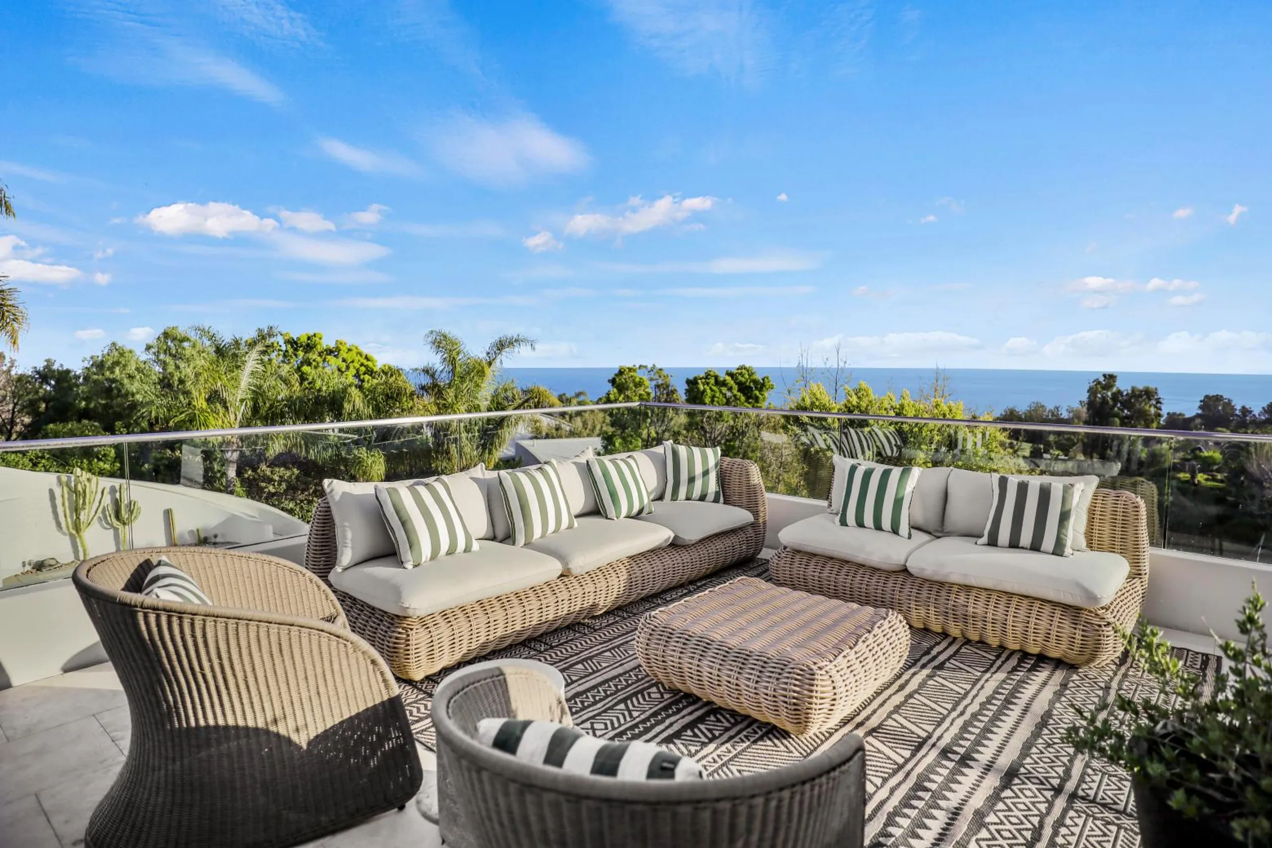 Architectural Malibu Estate with Infinity Pool and Tennis Court — photograph 12
