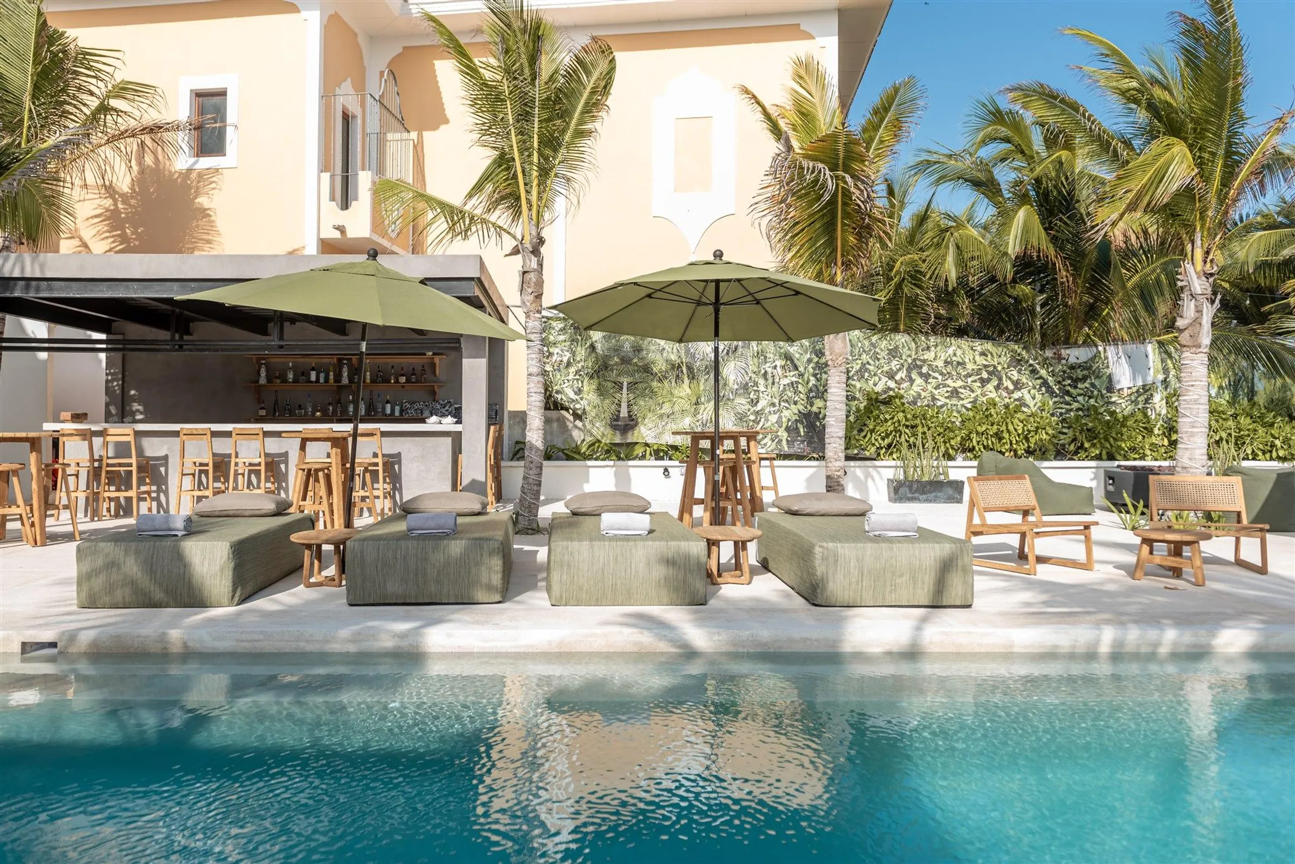Sumptuous 12-Suite Villa with Private Pool, Bar, and Oceanfront Views — photograph 4