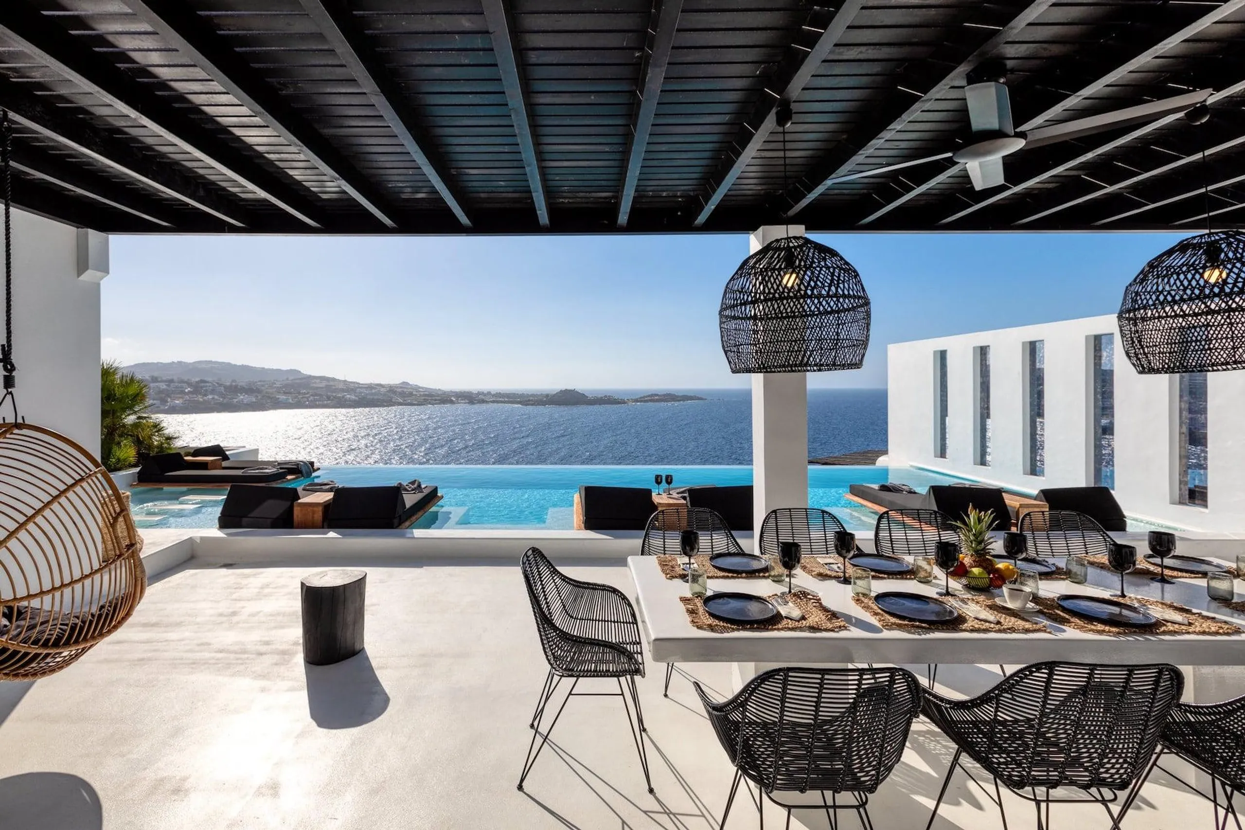 Abundant Mykonos Estate with Crystalline Pool and Jacuzzi — photograph 2