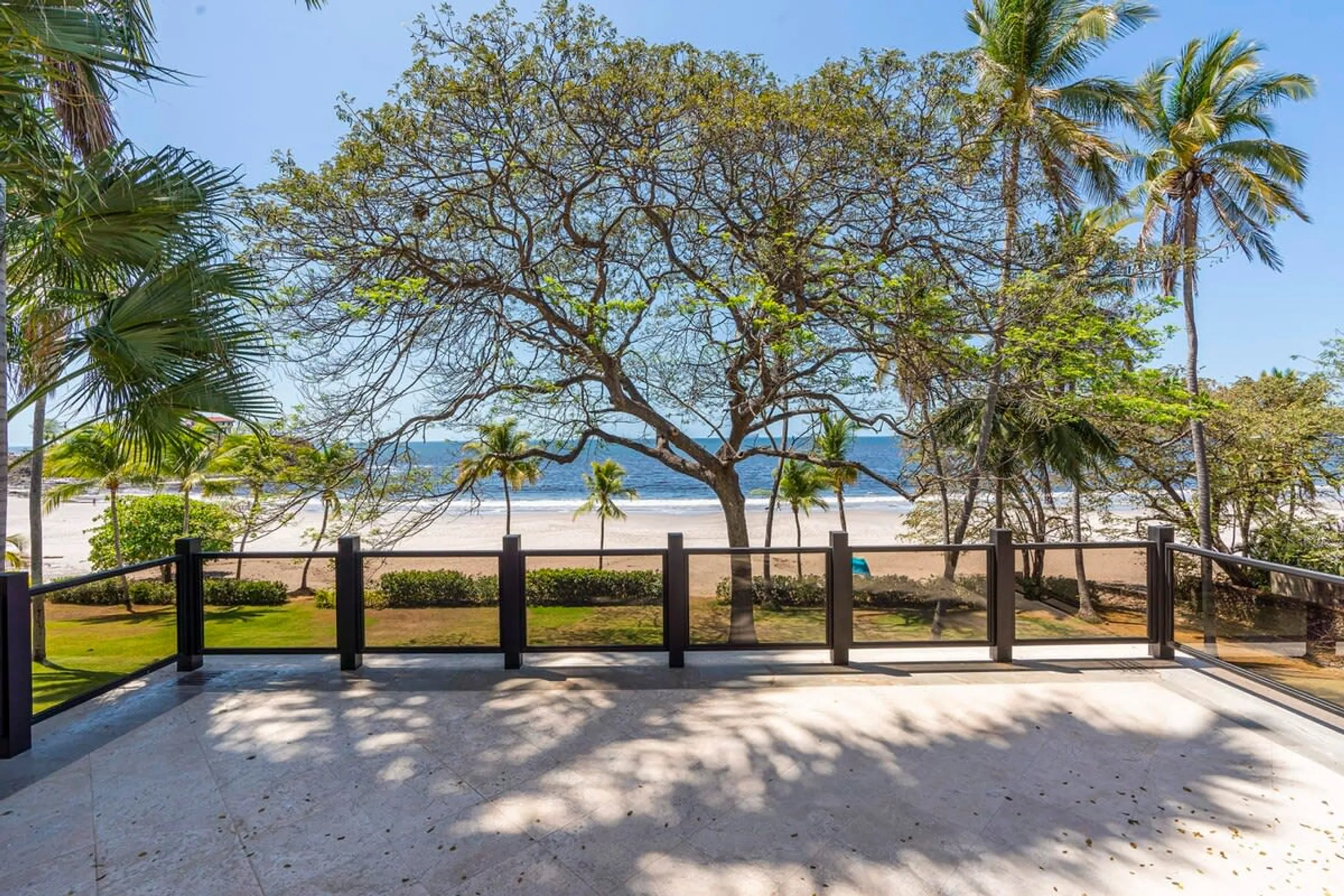 Prestigious Oceanfront 6-Bedroom Mansion with Private Infinity Pool and Panoramic Ocean Views — photograph 11