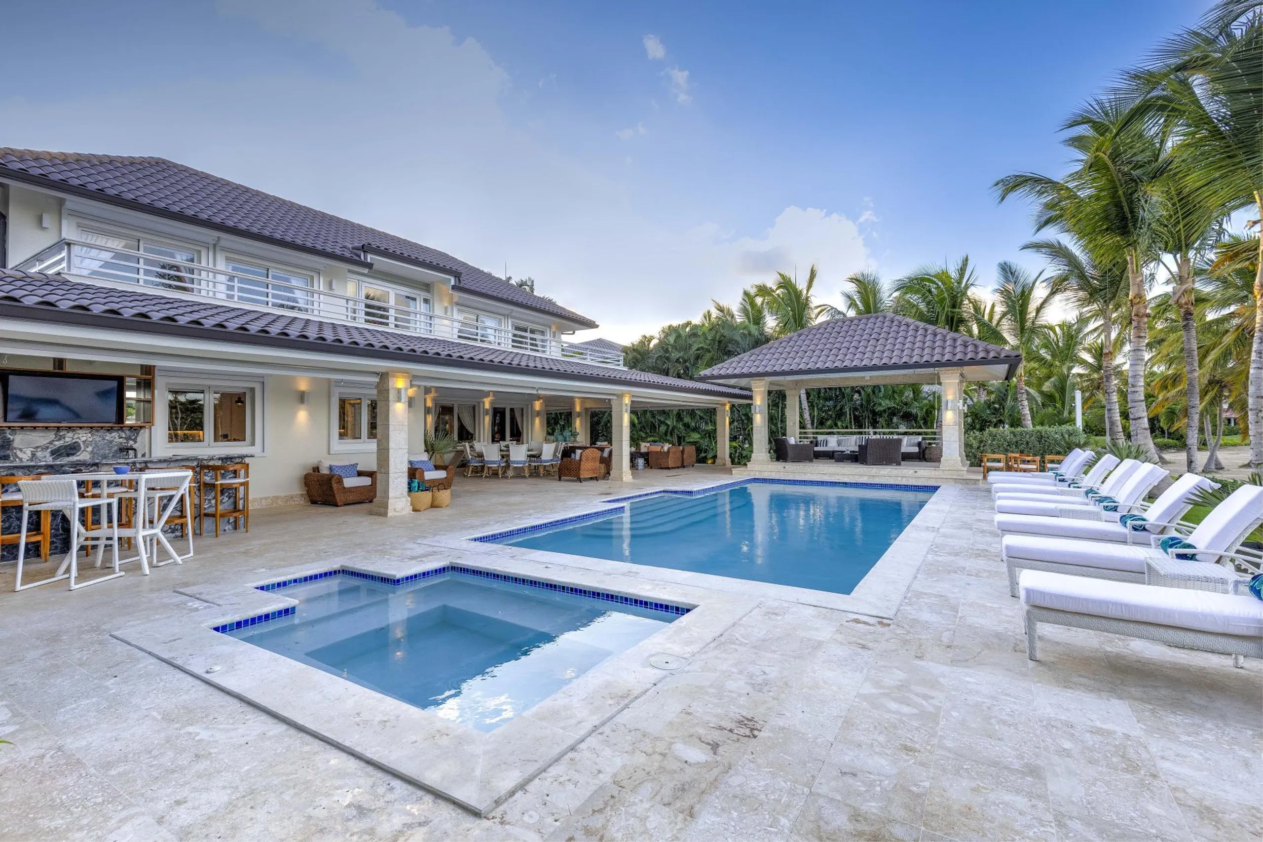 Serene Villa with Private Pool and Golf Course Views — photograph 4