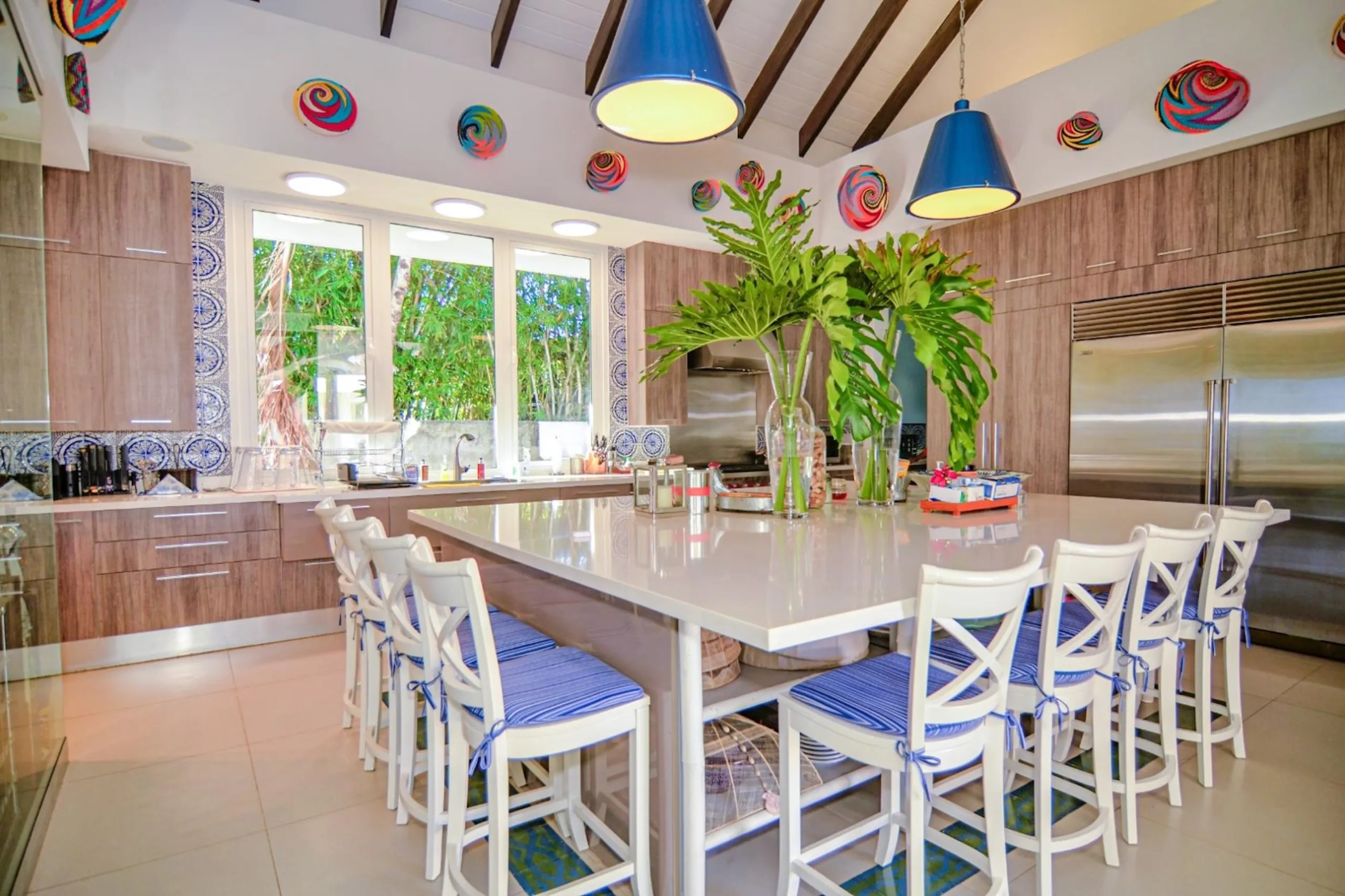 Artistic Caribbean Villa with Curved Infinity Pool and Tropical Gardens — photograph 11