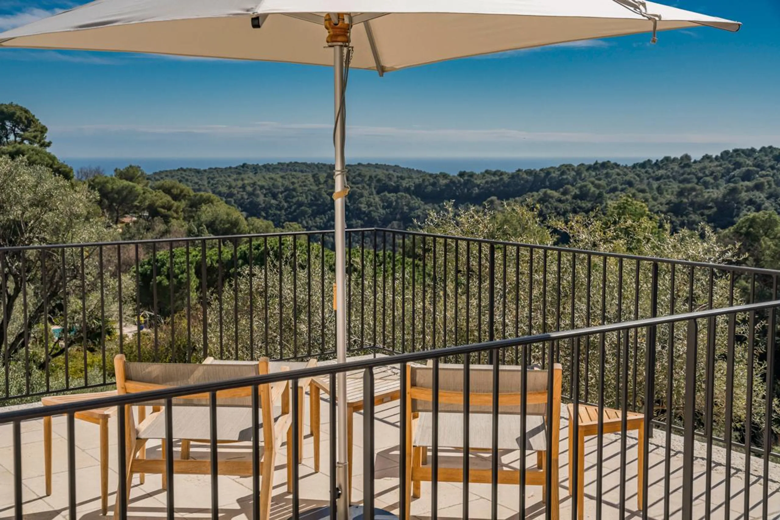Magnificent Six Bedroom Villa with Unique Pool, Stunning Valley and Sea Views — photograph 10