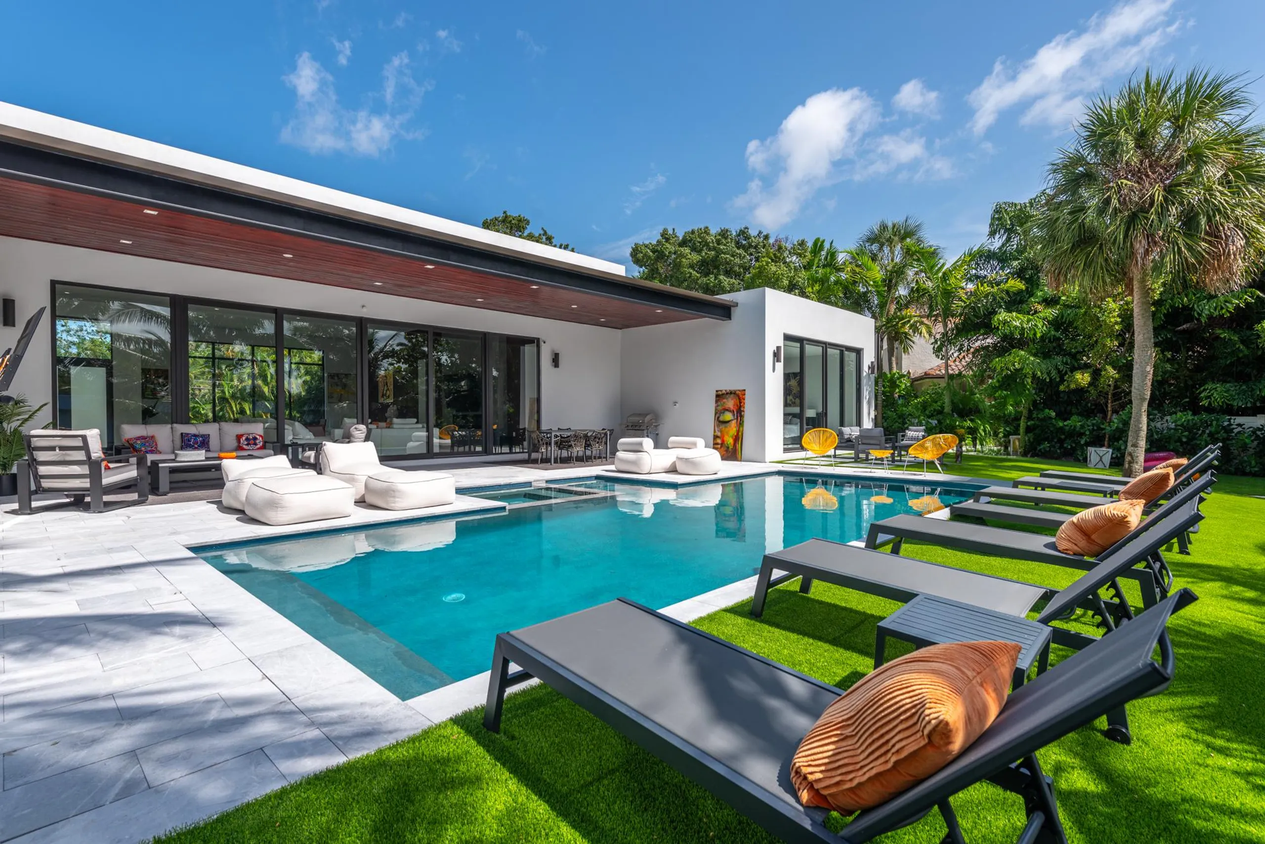 Stylish Modern Miami Resort Estate with Private Pool and Boat Dock — photograph 2