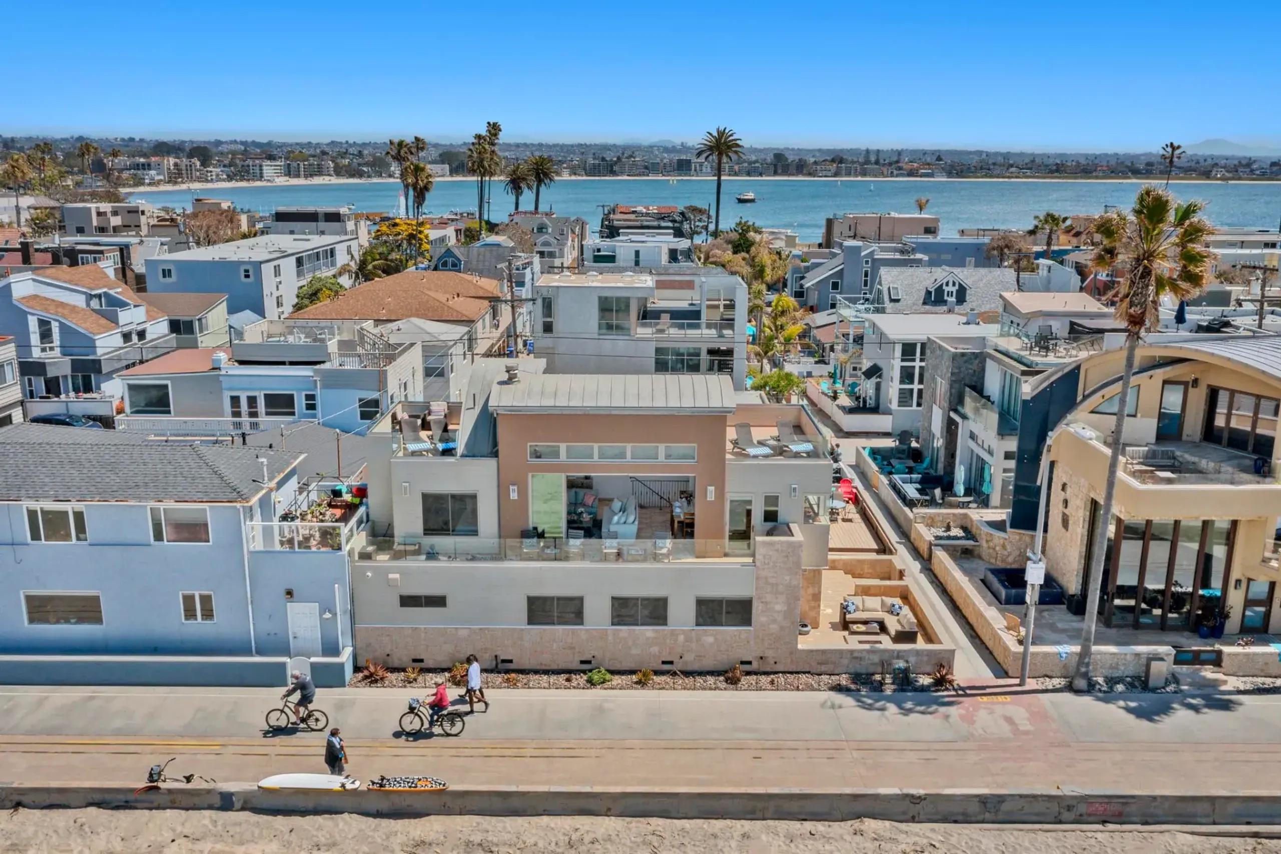 Chic Beachfront Escape with Panoramic Ocean Views — photograph 6