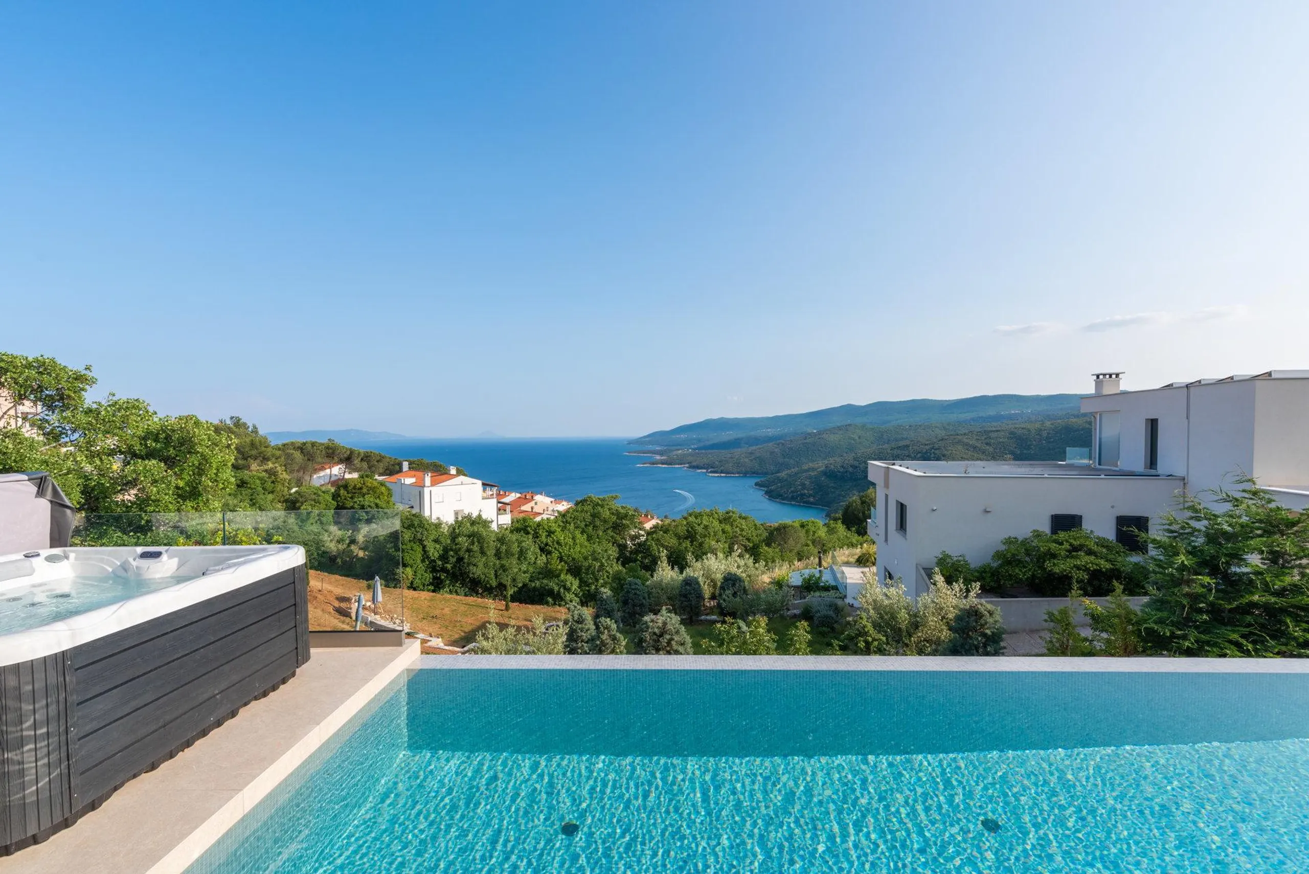 Majestic Elegant Villa with Pool and Panoramic View of the Sea — photograph 10