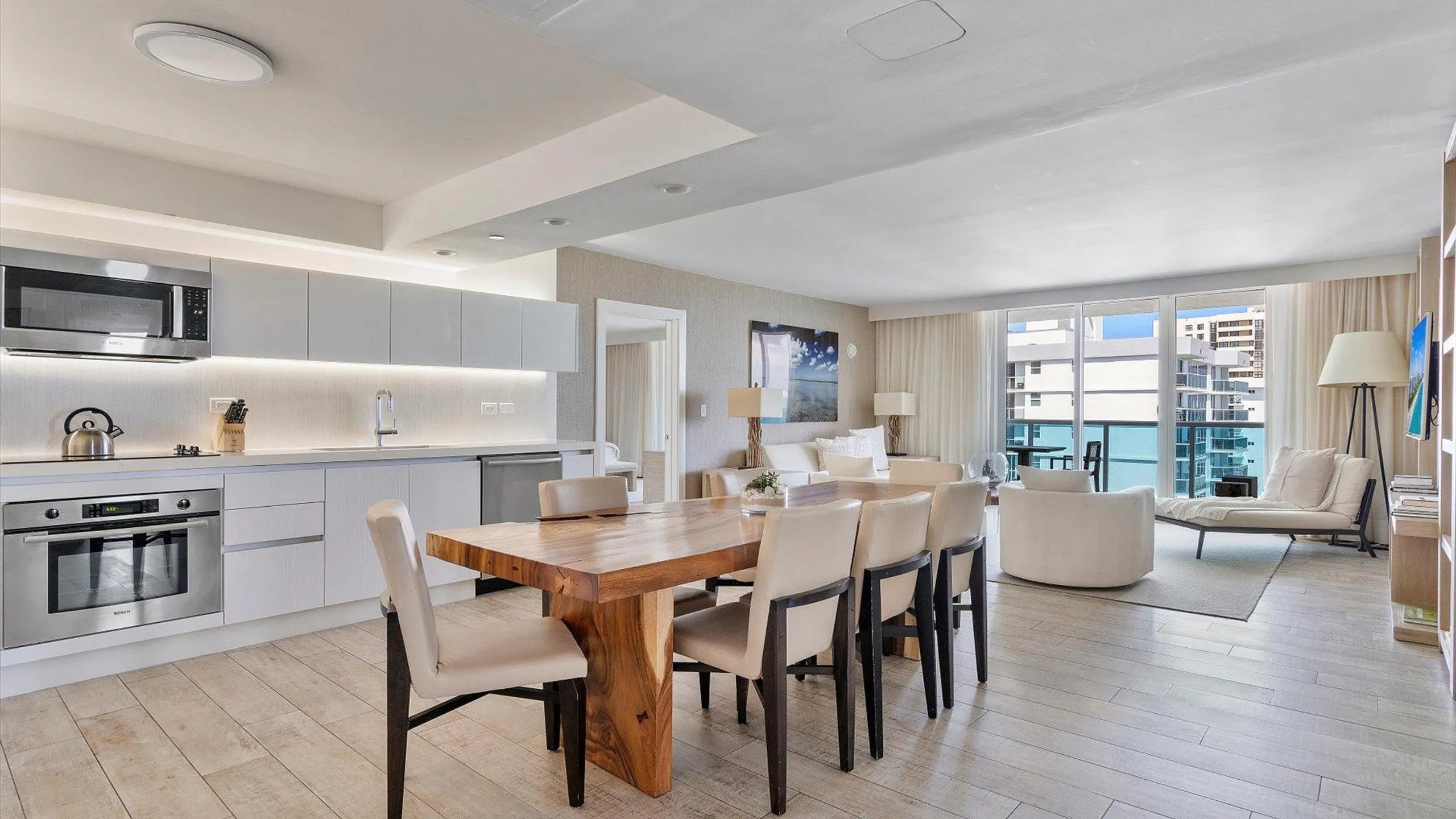 Superb Oceanside Retreat with Stunning Views — photograph 10