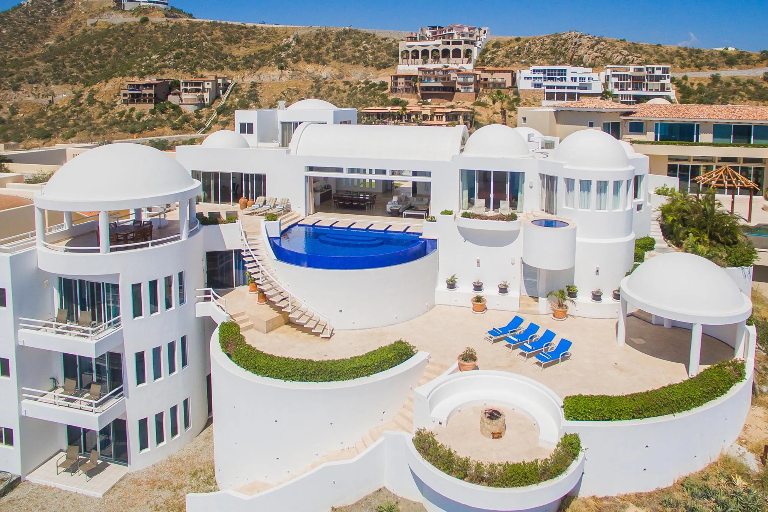 Elegant Mediterranean-style Villa with Infinity Pool and Blue Ocean Views — photograph 2