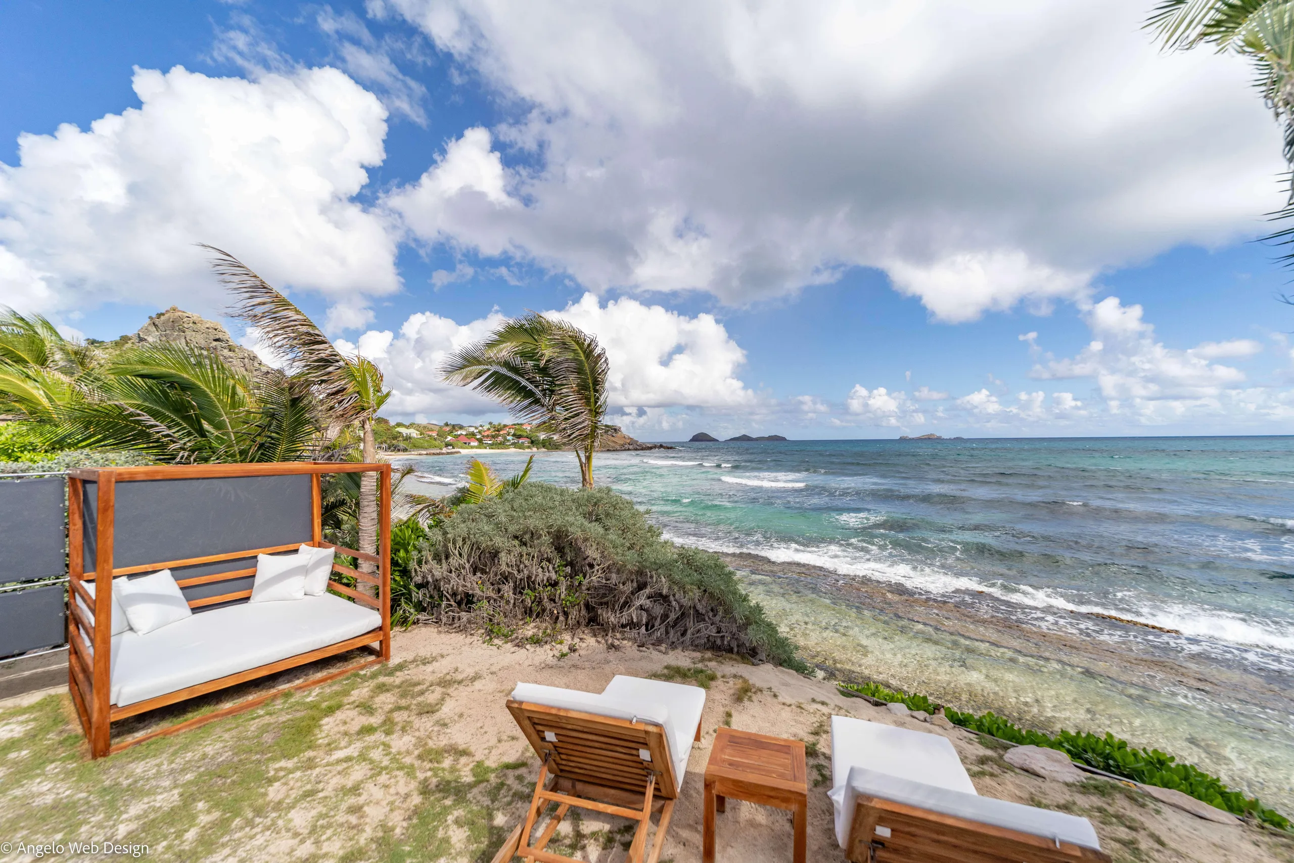 Exquisite Oceanside Villa with Private Pool and Walks to Beach — photograph 3