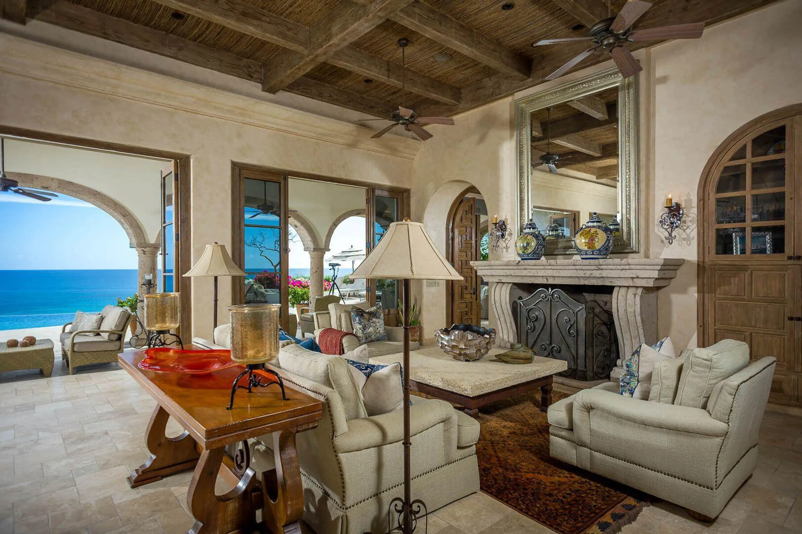Spanish Colonial Architectural Palmilla Estate with Infinity Pool and Sweeping Ocean Views — photograph 7