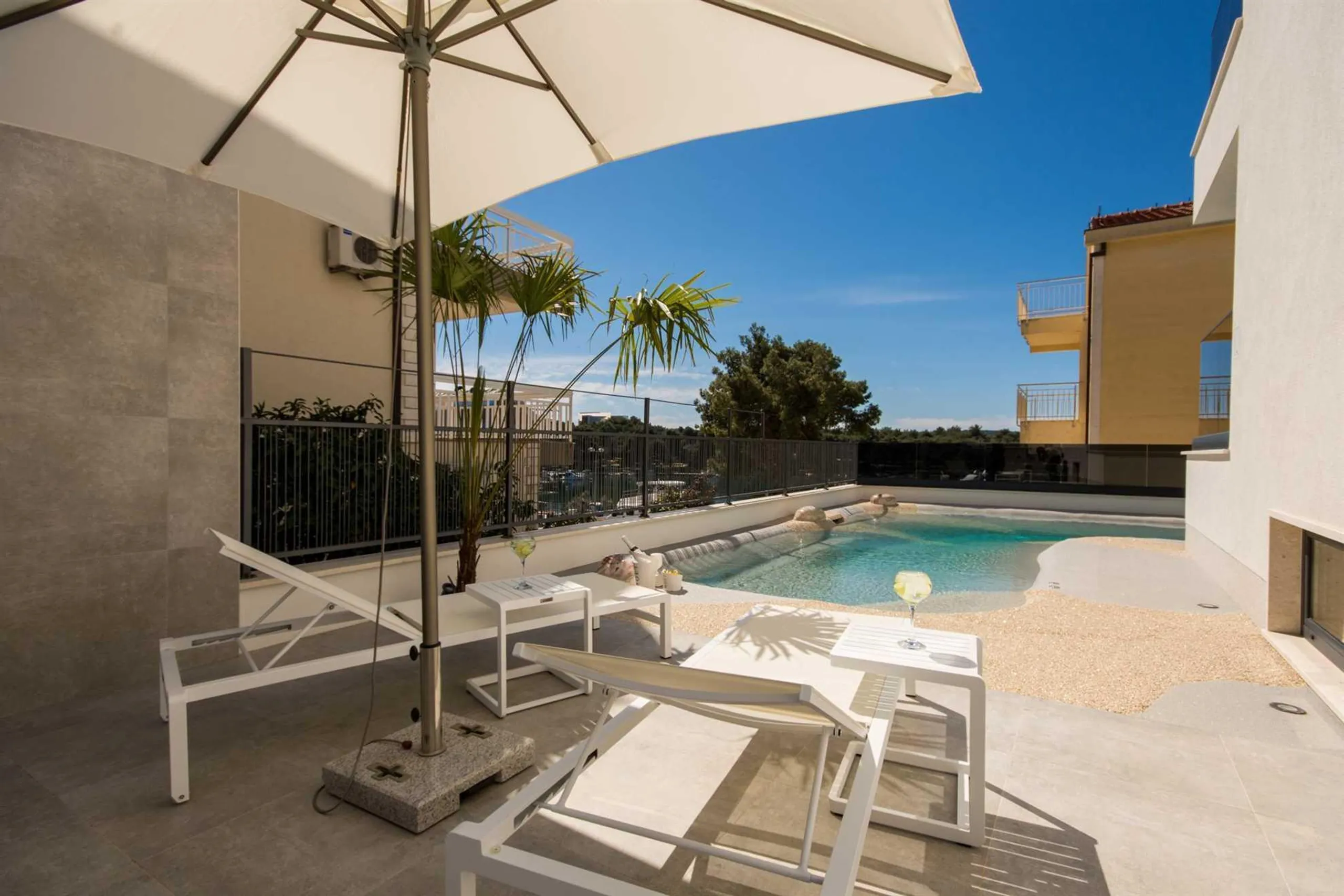 Spacious Villa with Rooftop Terrace and Jacuzzi in Trogir — photograph 9
