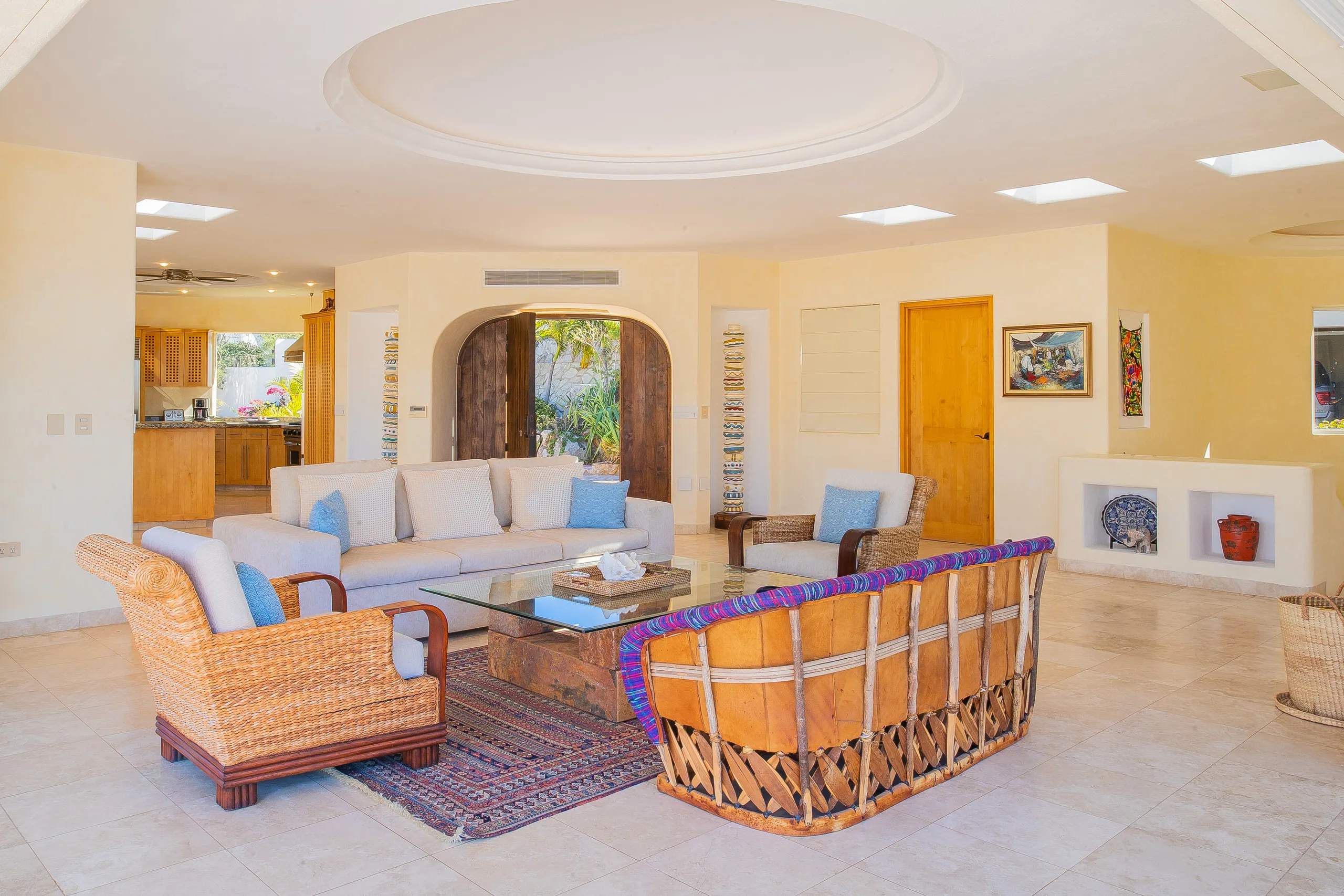 Sensational Hillside Villa with Infinity Pool and Expansive Views — photograph 8