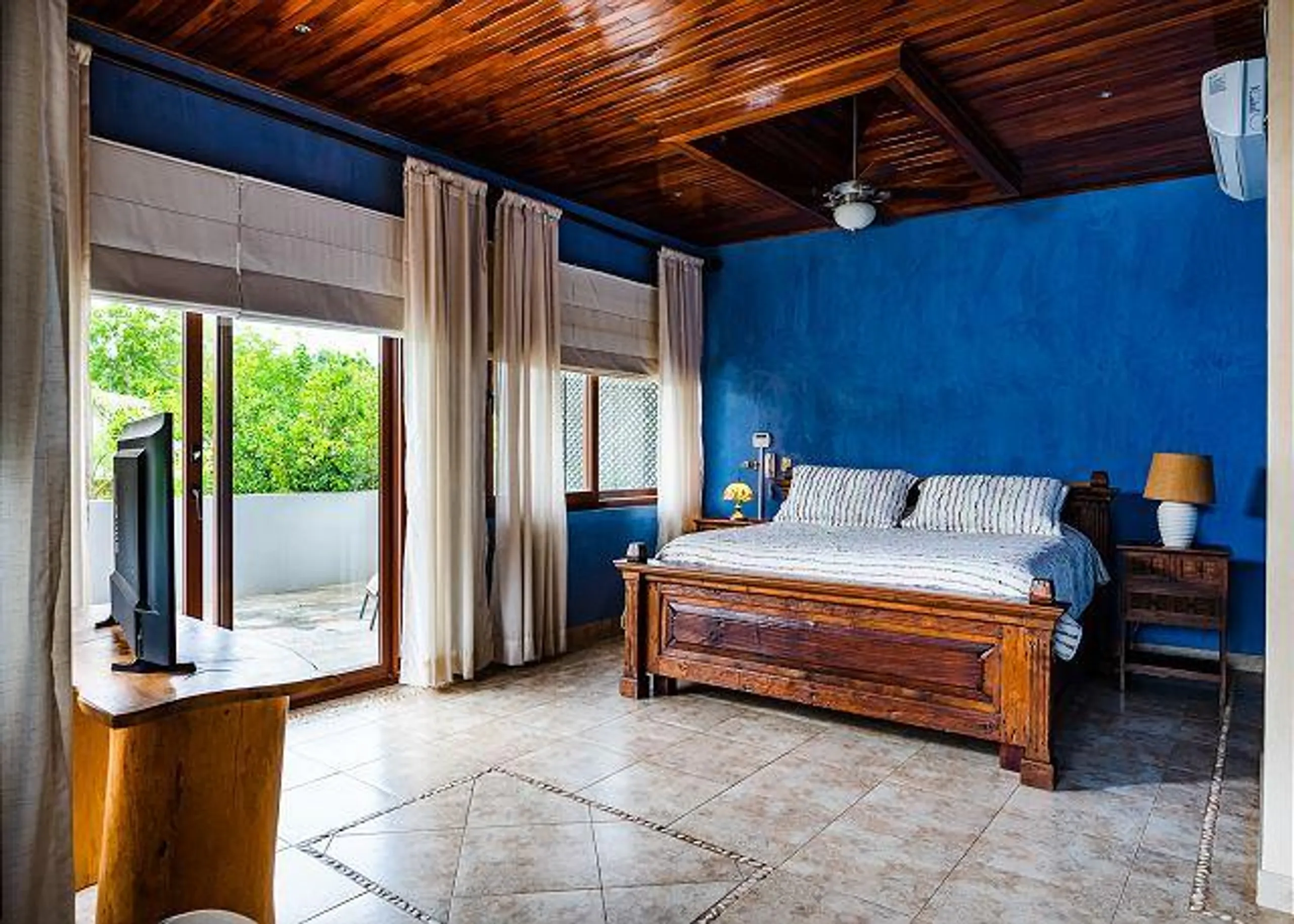 Tropical Luxury Villa with Private Pool, Beach Access and Lush Grounds — photograph 11
