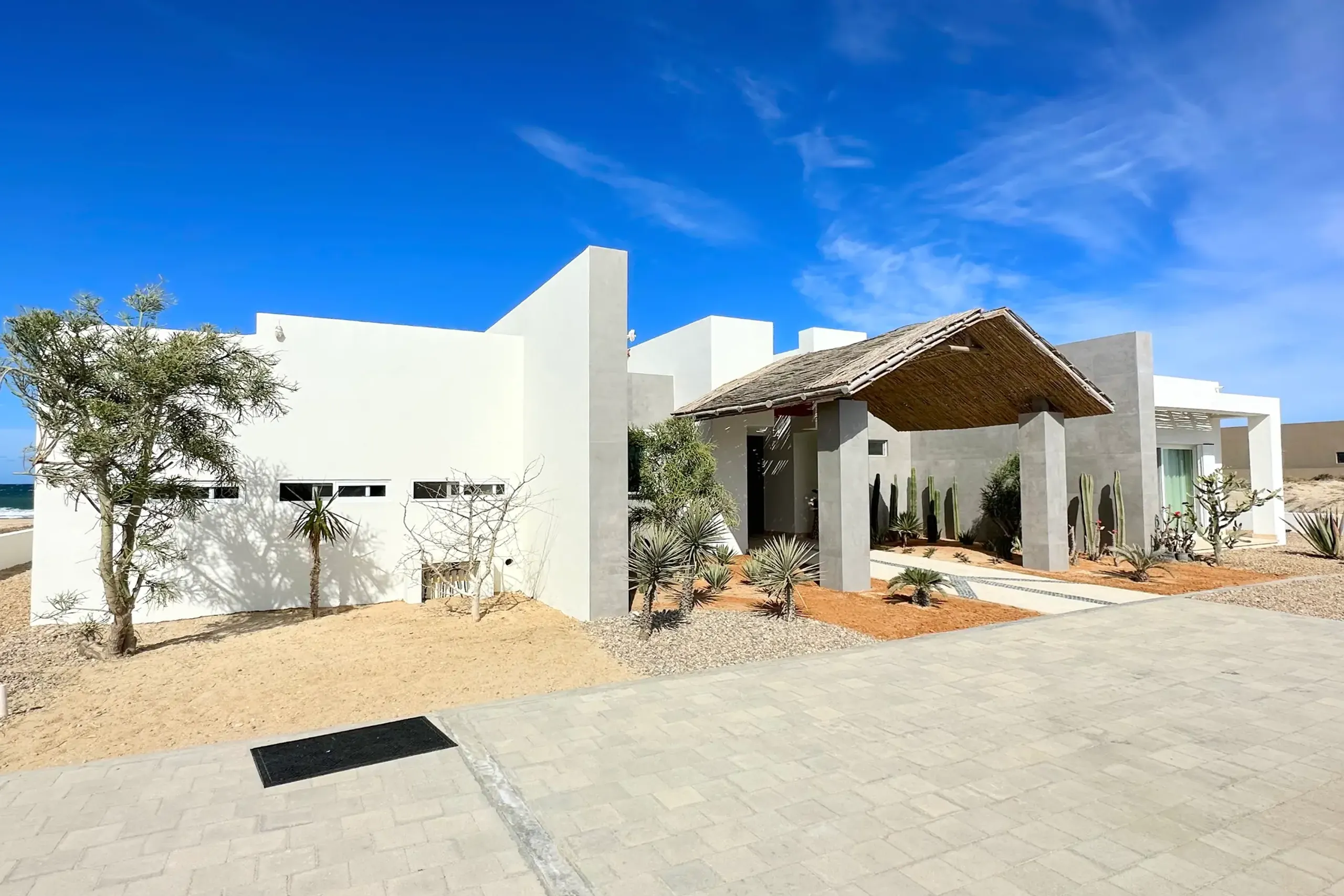 Lighthouse Point Modern Contemporary Estate with Infinity Pool — photograph 2