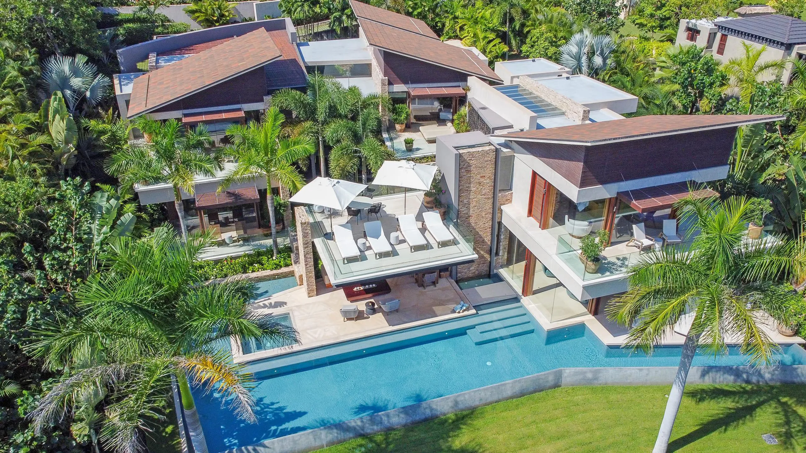Lush Luxury Kupuri Estate with Infinity Pool and Ocean Views — photograph 5