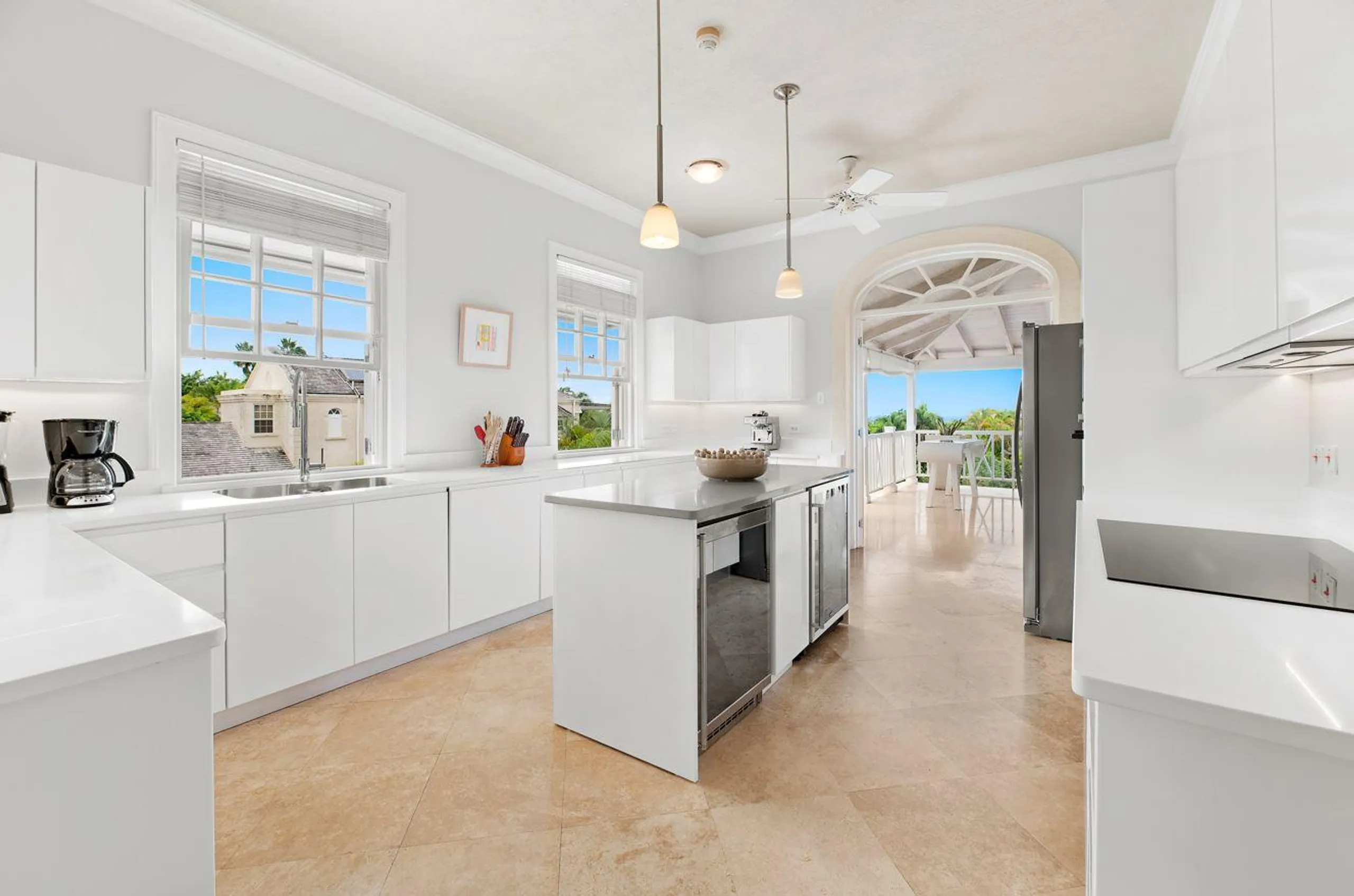 Gleaming 5-Bedroom Villa with Pool, Games Room, and Sea Views — photograph 4