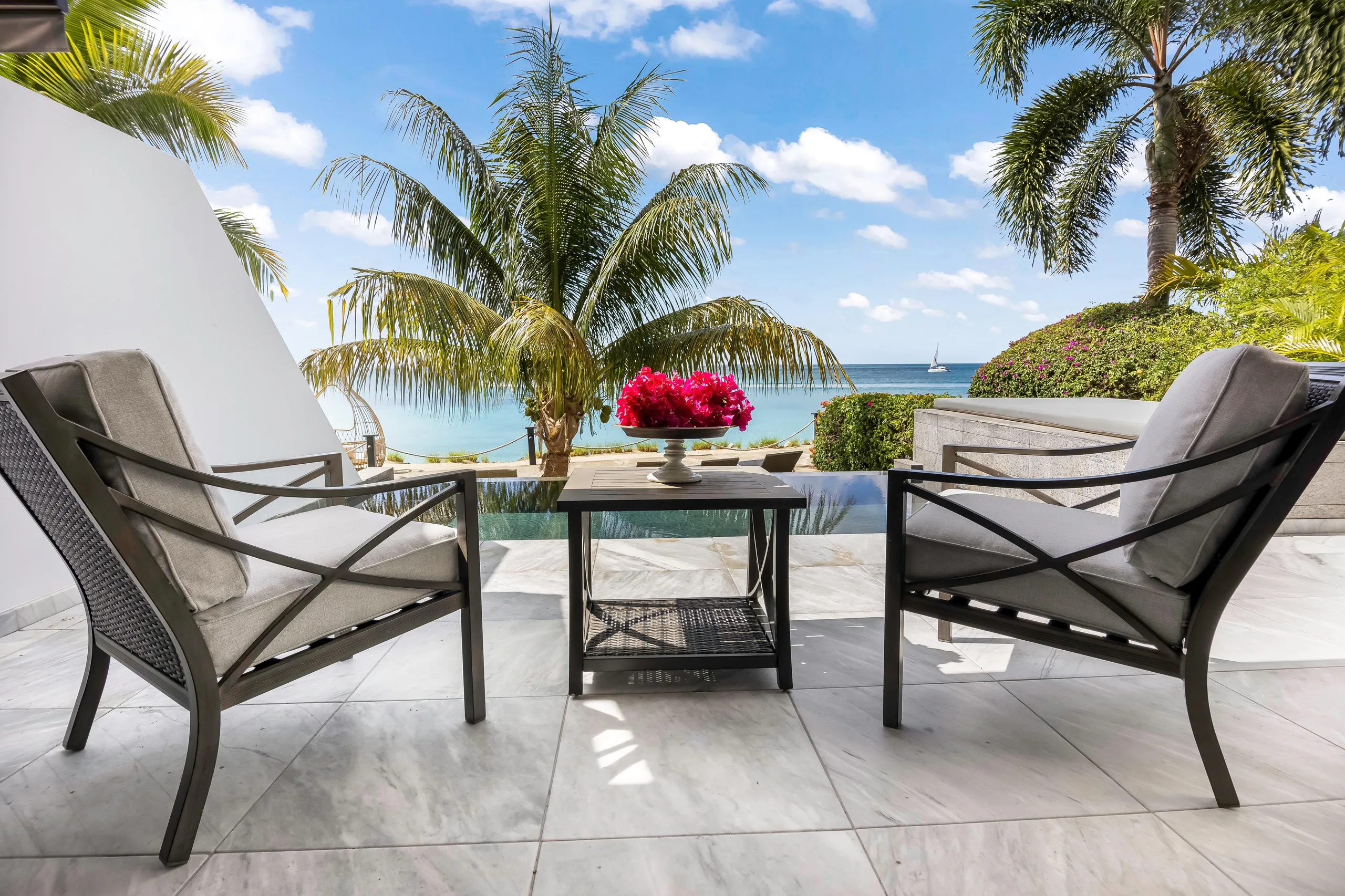 Refreshing Beachfront Villa with Infinity Pool and Private Beach Access — photograph 3