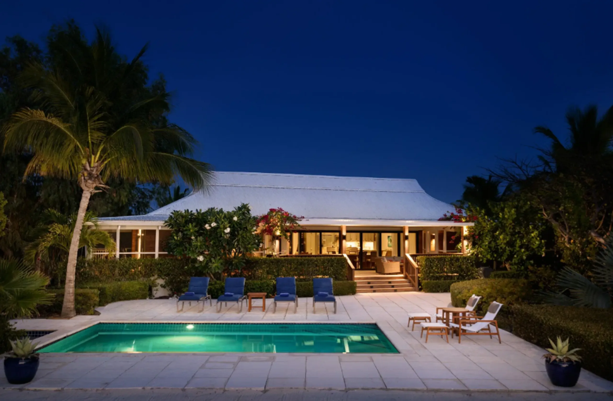 Timeless Beach House Experience with Stunning Views of Shimmering Sea — photograph 6
