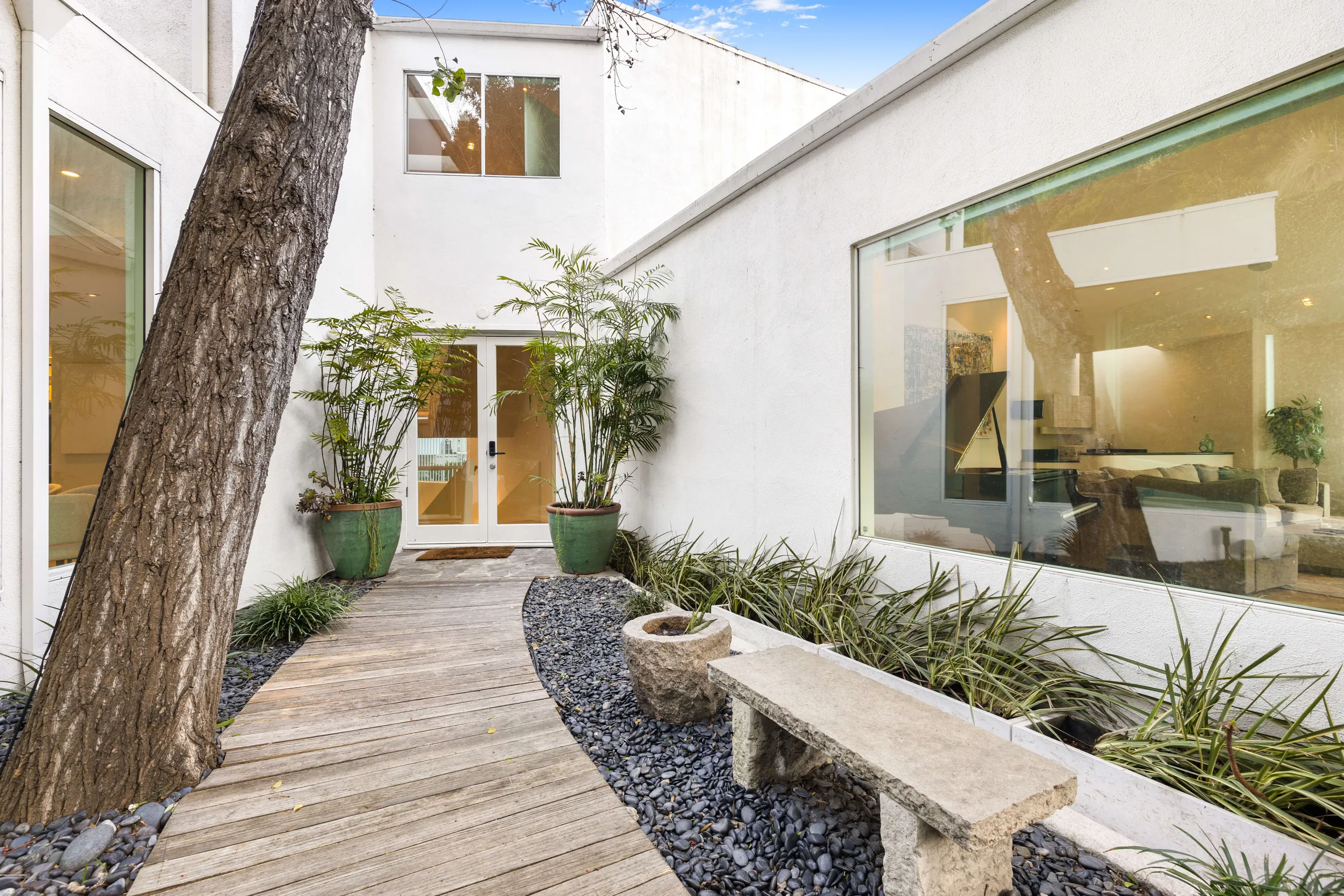 Luxurious Beverly Hills Estate with Rejuvenating Pool — photograph 12