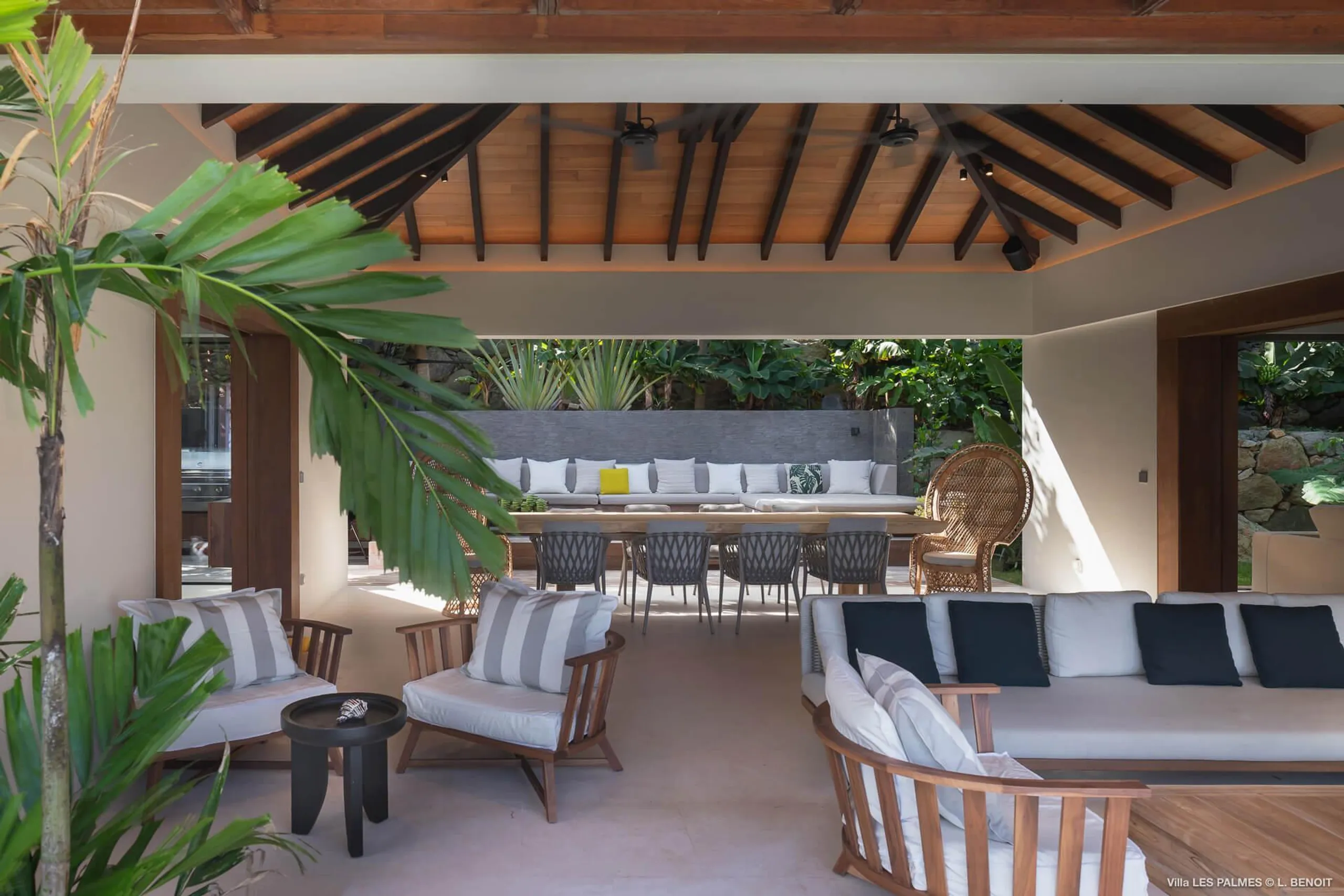 Contemporary Luxe Villa with Infinity Pool and Panoramic Ocean Views — photograph 8