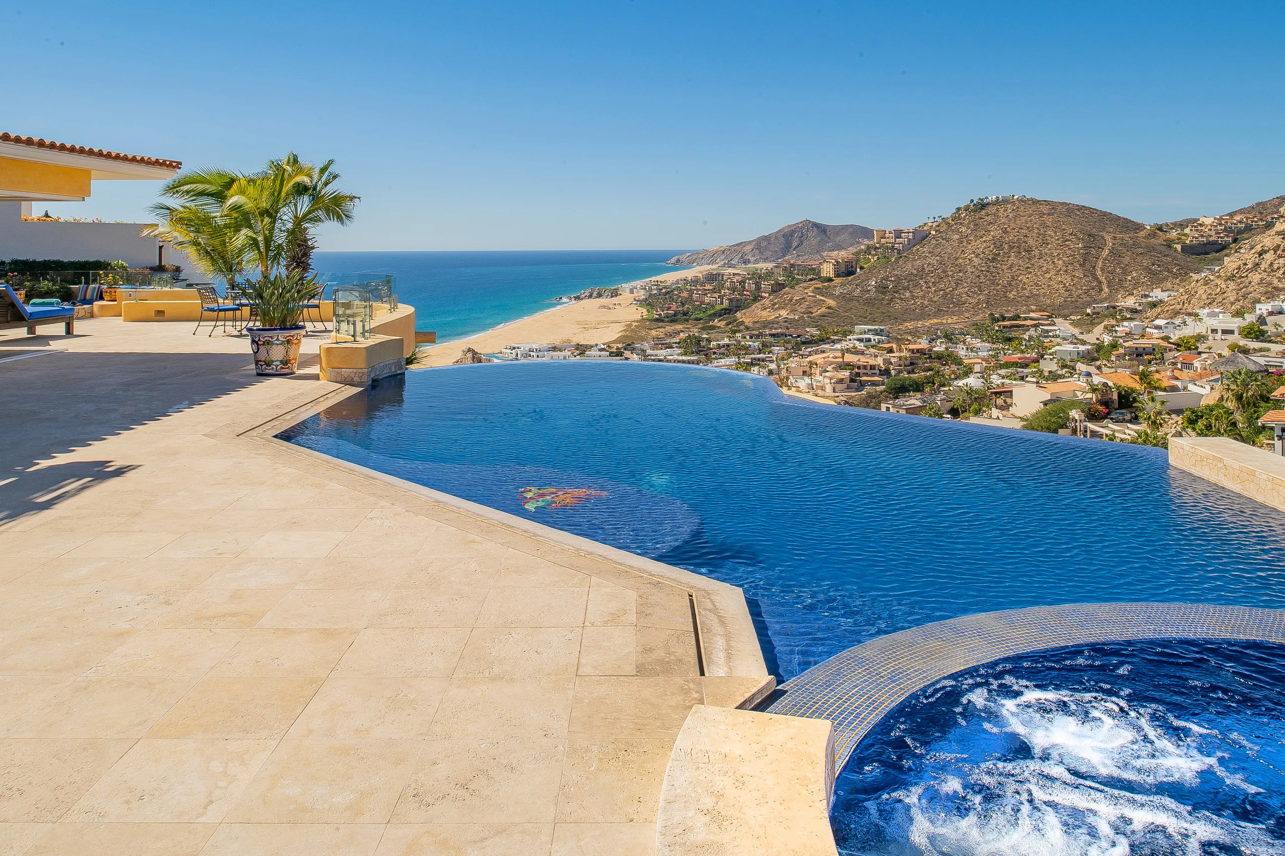Sensational Hillside Villa with Infinity Pool and Expansive Views — photograph 11