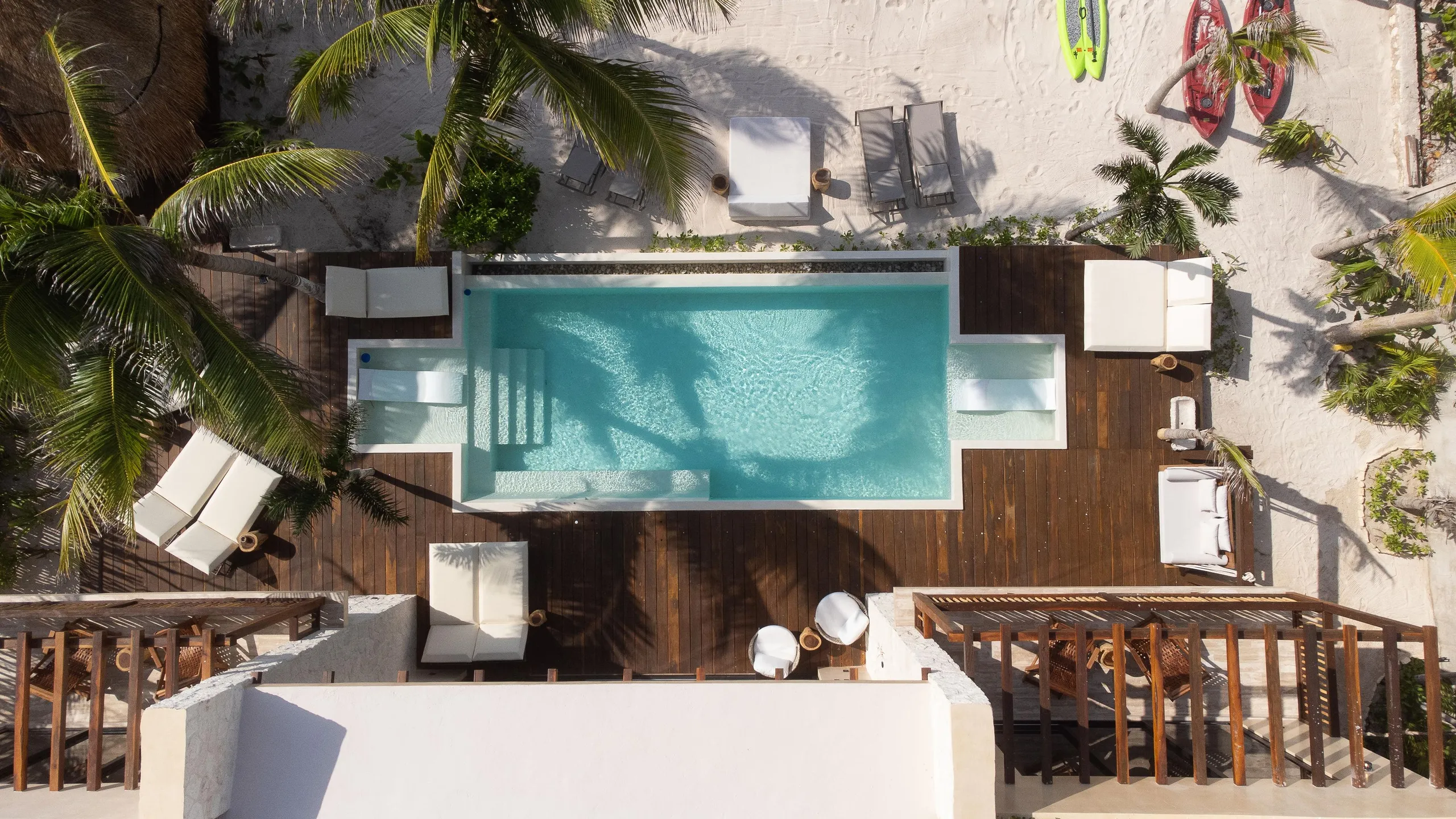 Beautiful Beachfront Estate with Infinity Pool and Ocean Views — photograph 6