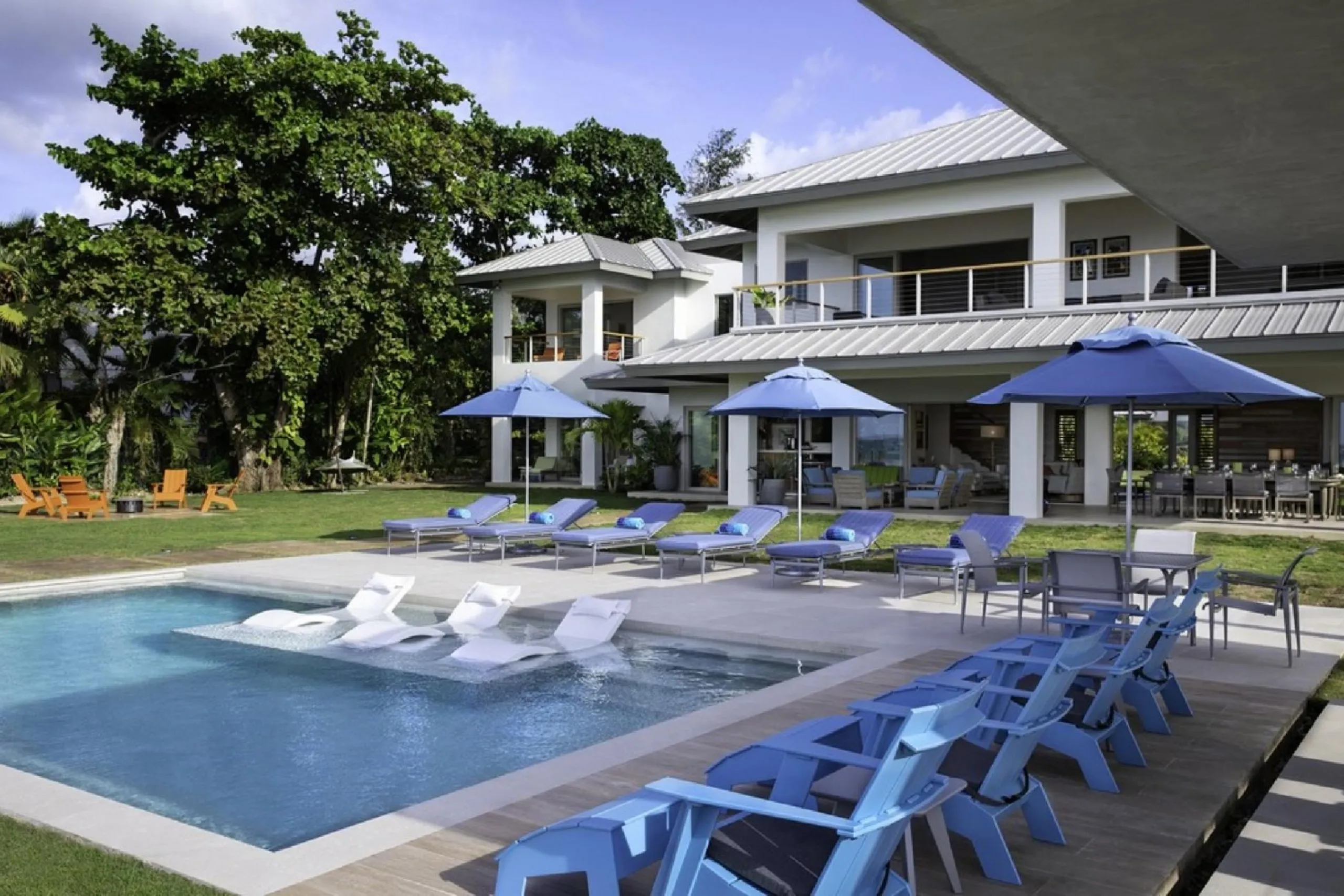 Contemporary Beachfront Villa with Secluded White Sand Beach — photograph 6