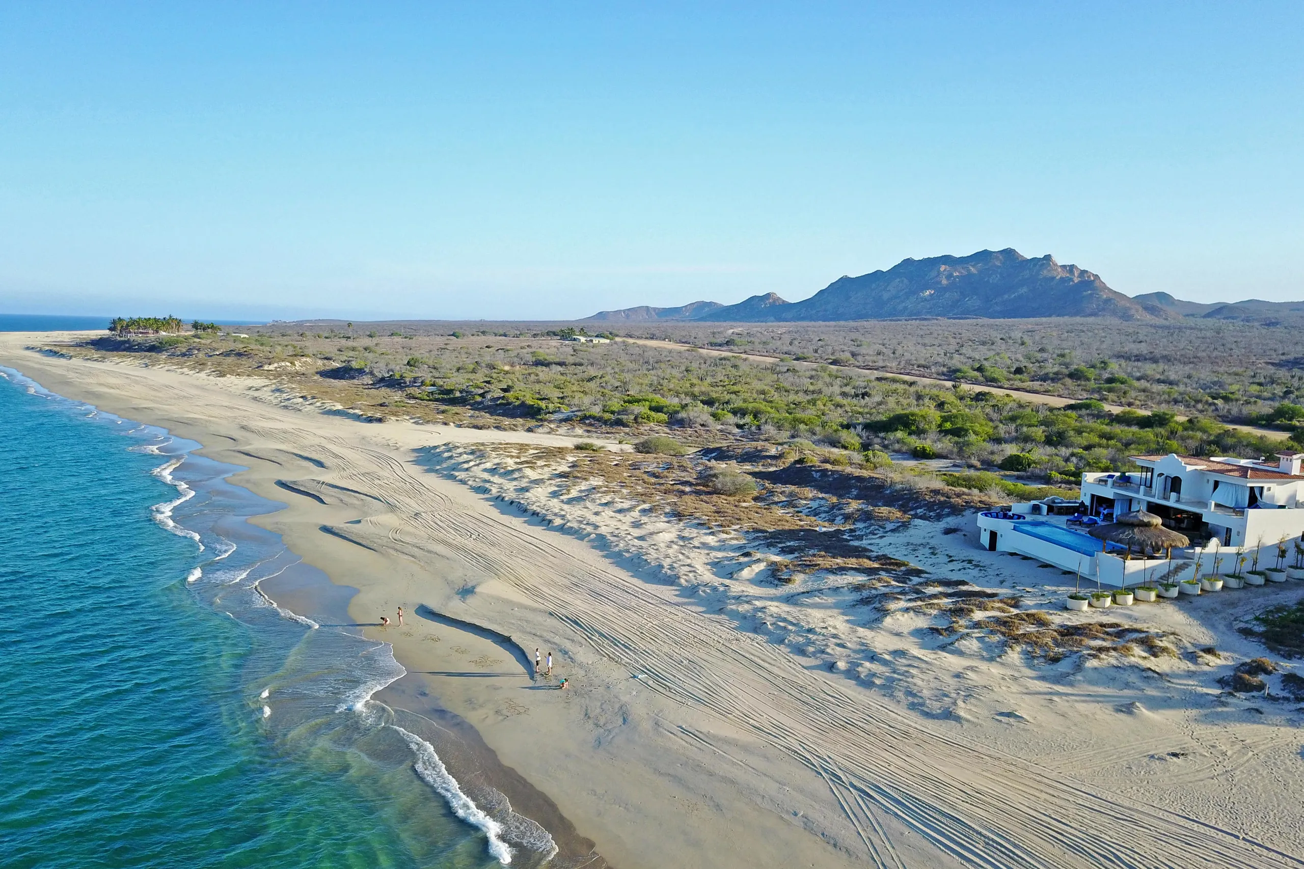 Stunning Los Frailes Villa with Invigorating Pool and Walks to Beach — photograph 2