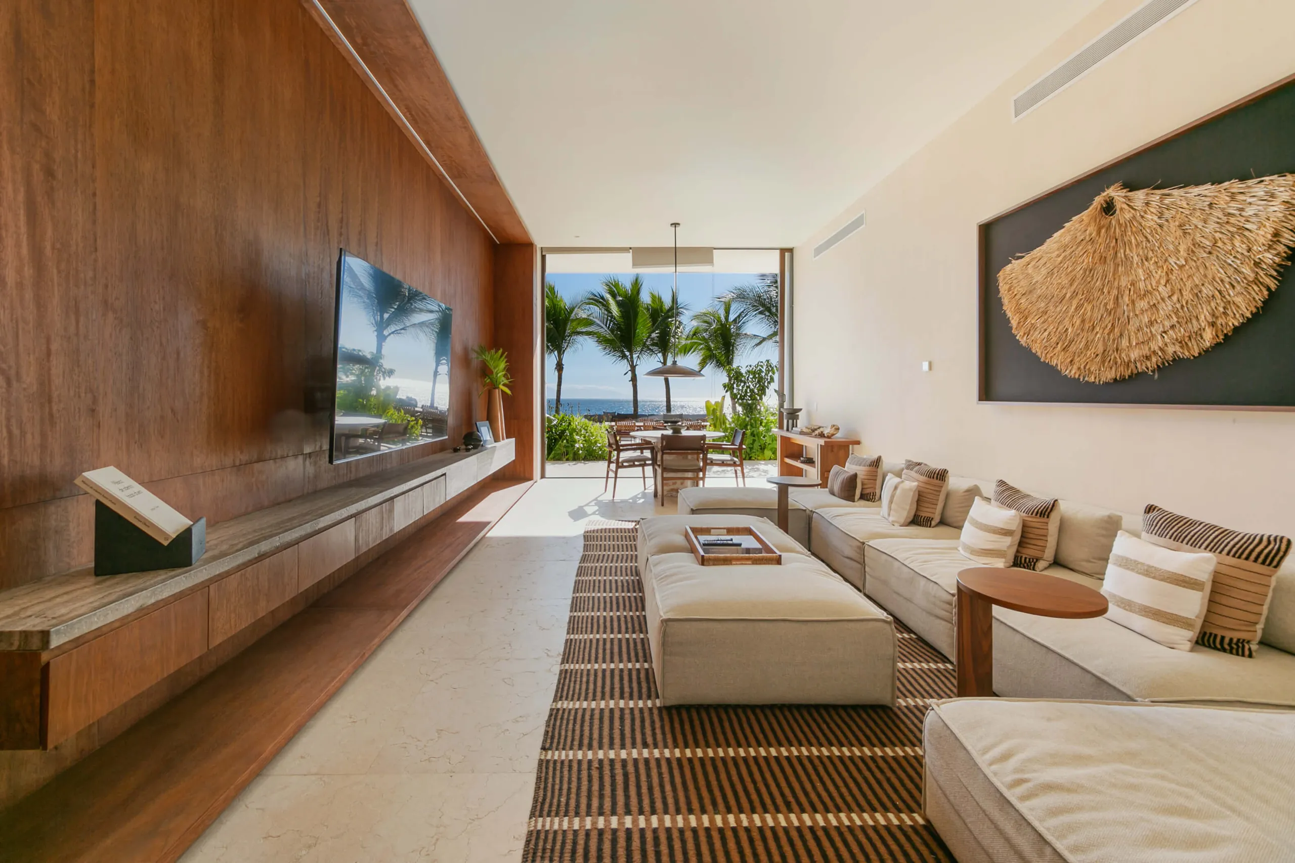 Sophisticated Beachfront Villa with Infinity Pool and Ocean Views — photograph 8