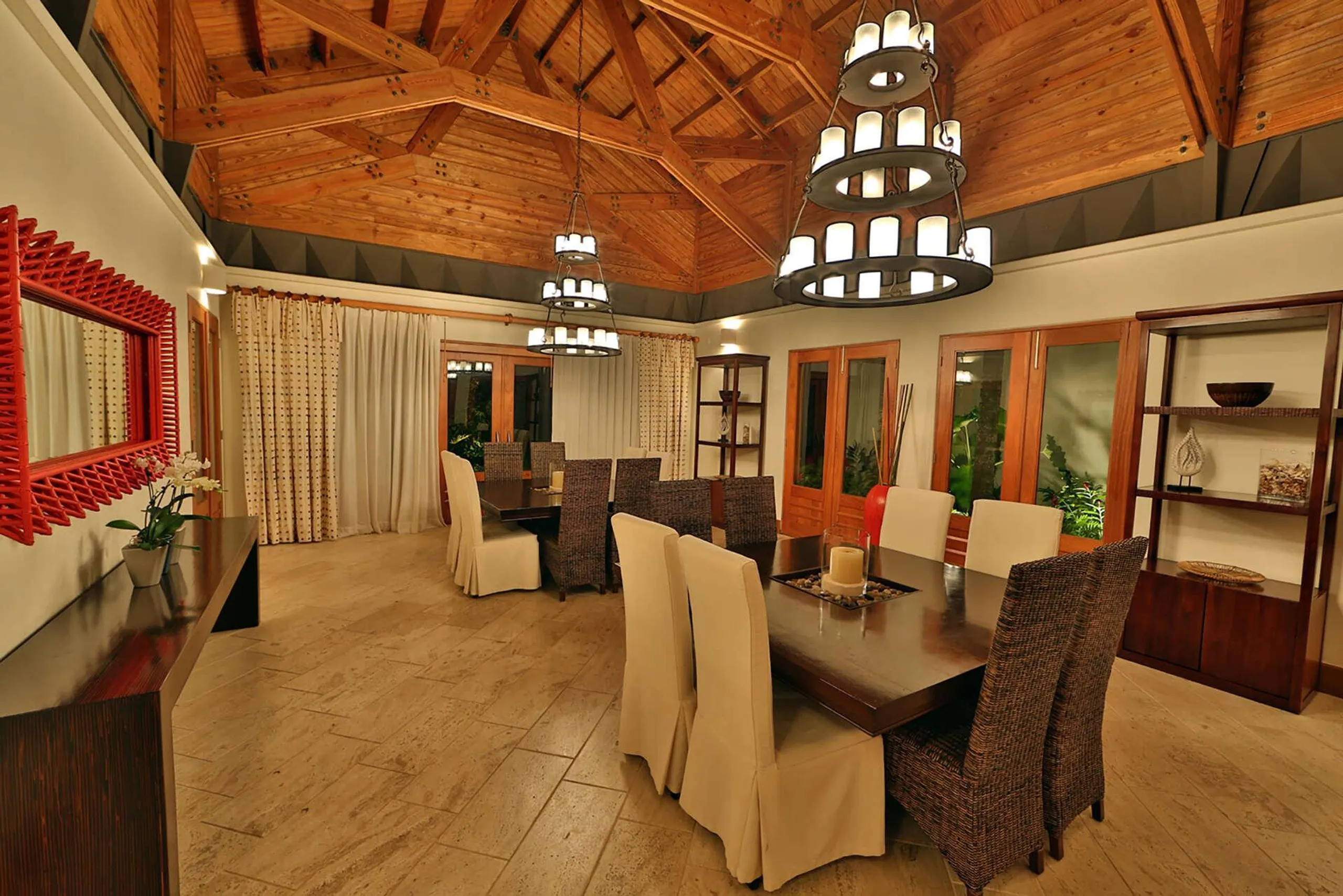 Tropical Architectural Villa with Private Pool and Country Club Access — photograph 11