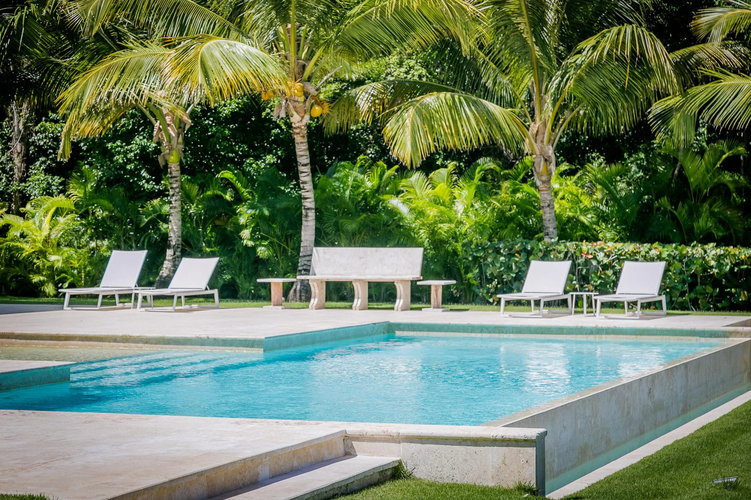 Invigorating 5-Bedroom Villa with Golf Course Views and Private Garden in Punta Cana Resort — photograph 3