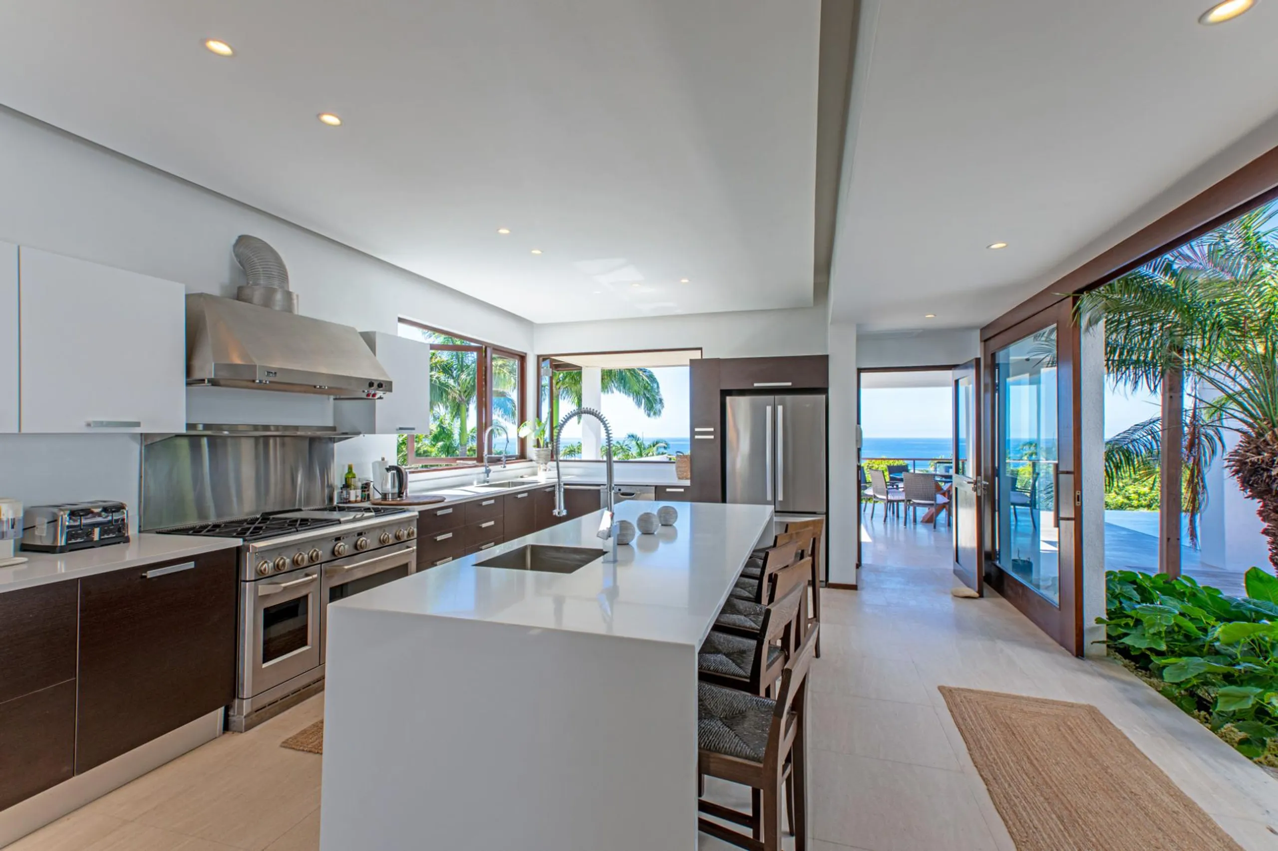 Grandiose Contemporary Villa with Private Pool and 360-Degree Panoramic Views — photograph 6