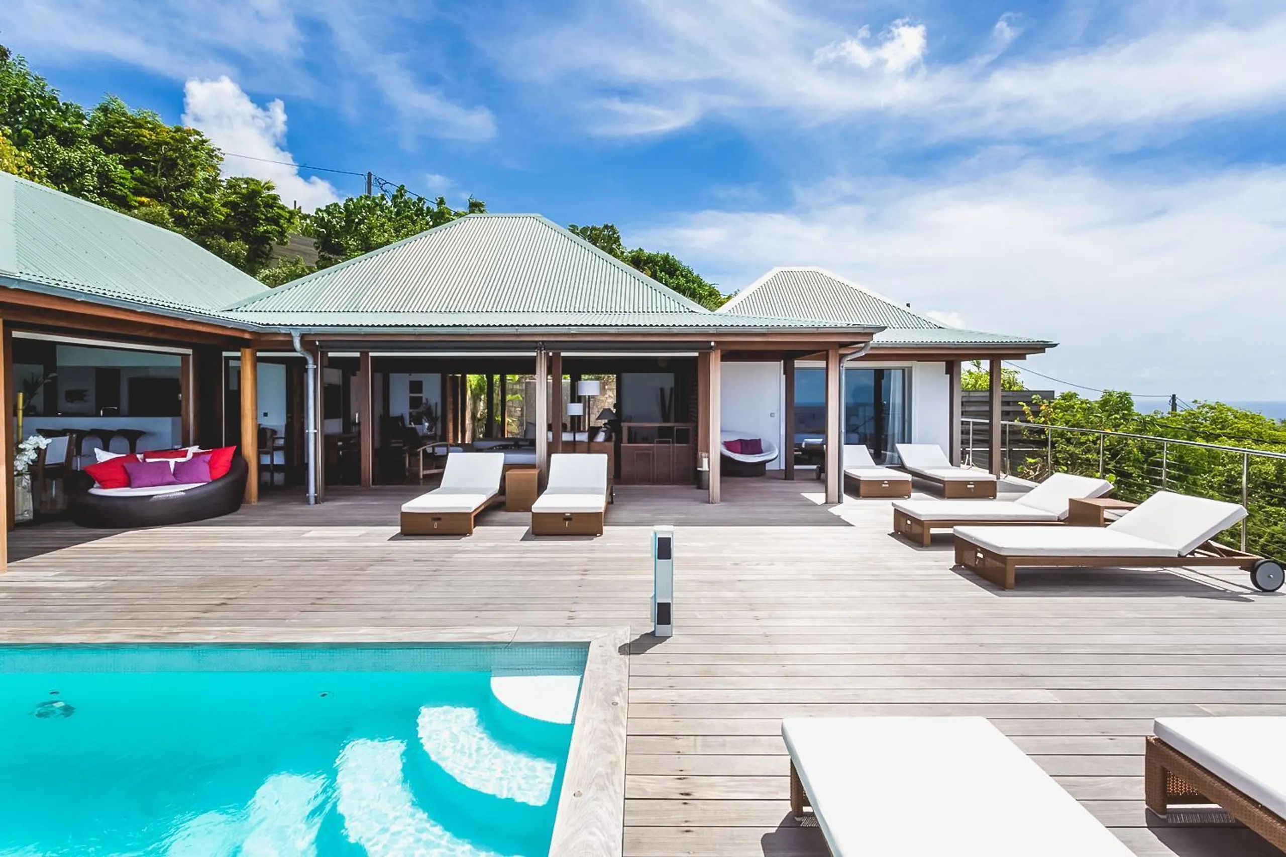 Luxurious Paradise Villa with Ocean Views and Private Pool — photograph 3