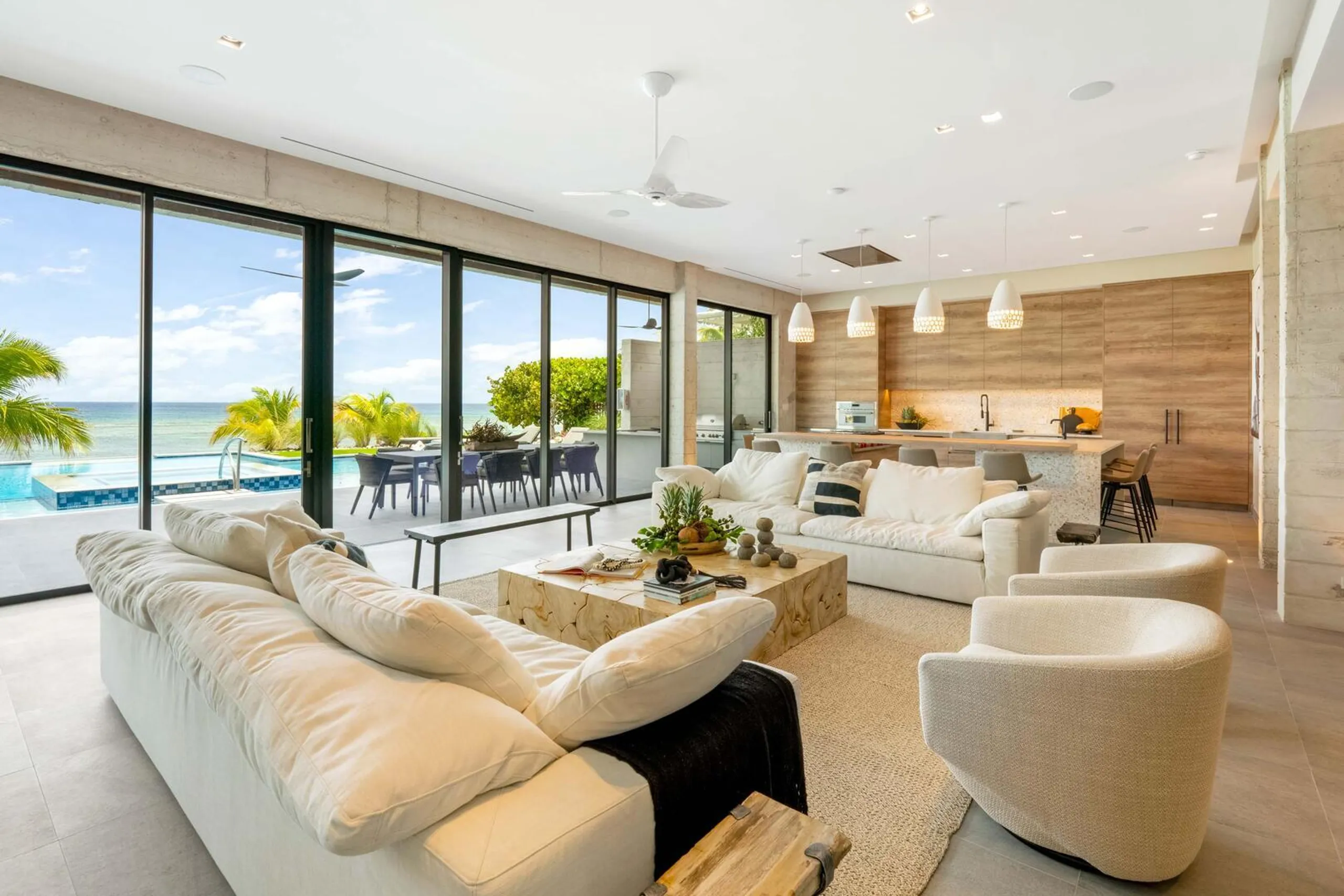 Captivating Oceanfront Villa in Gun Bay with Infinity Pool, Outdoor Grill, and Firepit — photograph 7