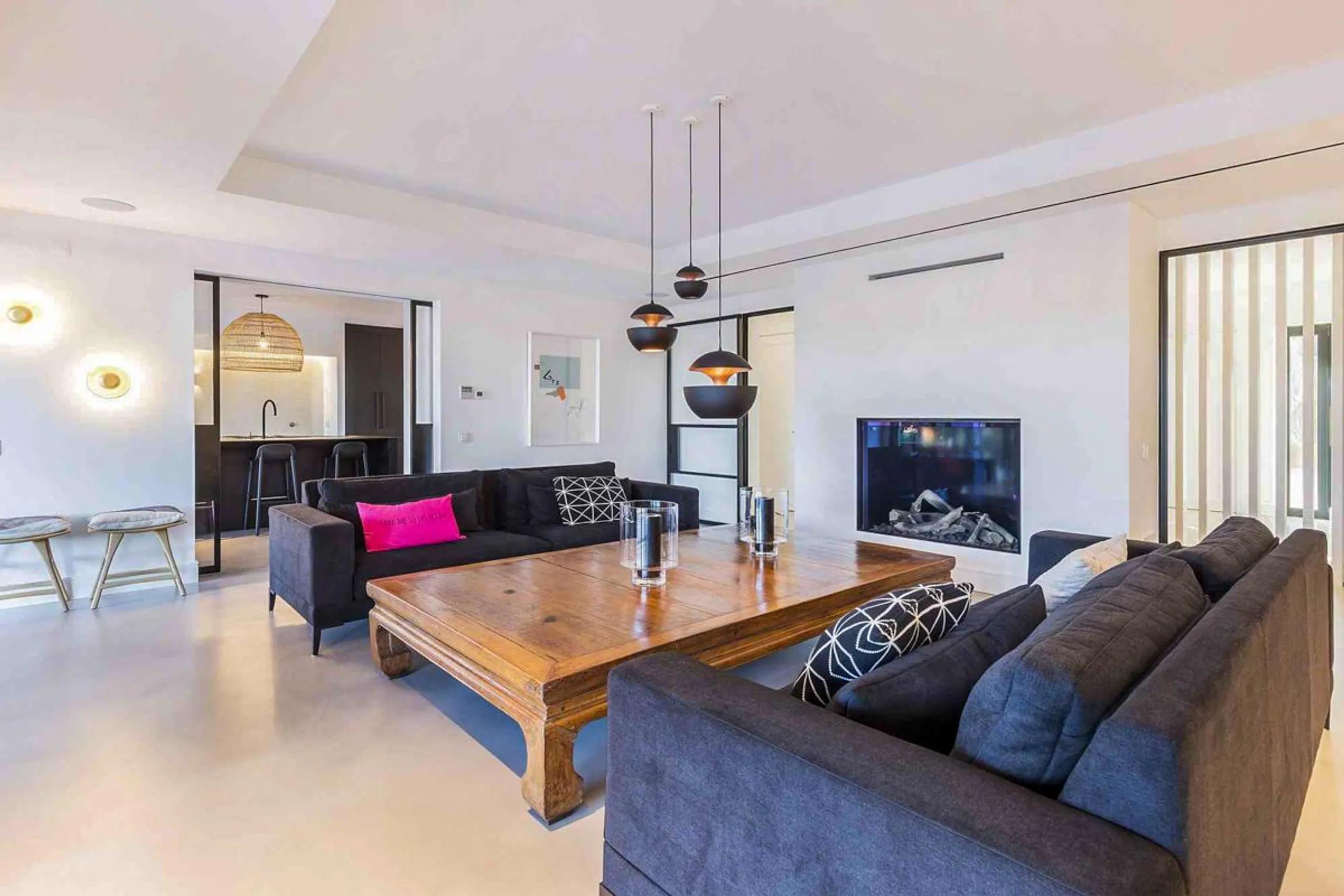 Glorious Modern Villa with Private Pool and Outdoor Terraces — photograph 10
