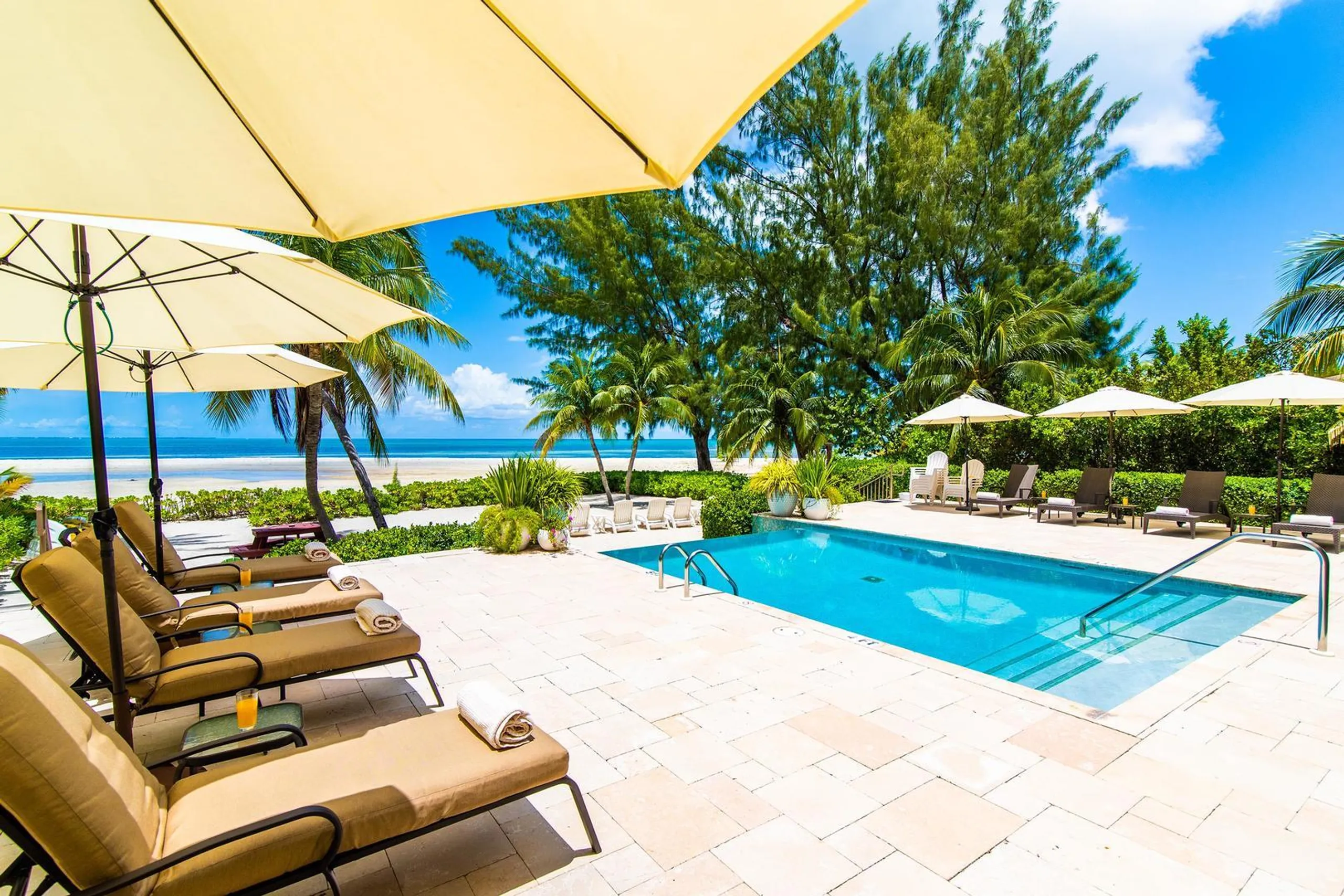 Elegant and Serene Luxe Cayman Beach Front Villa with Private Pool — photograph 4