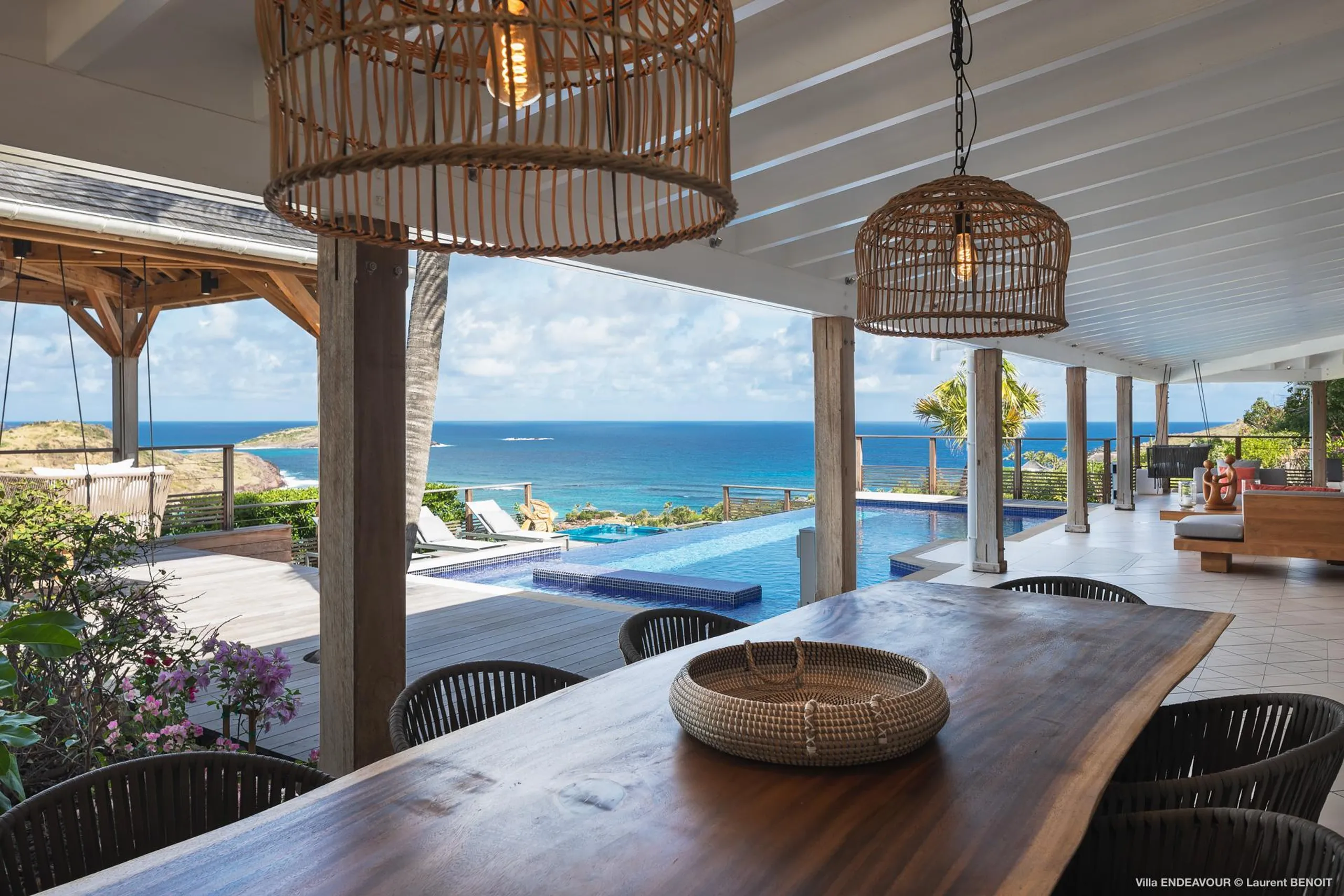 Stately Seaside Villa with Private Pool, Jacuzzi, and Fitness Room — photograph 3