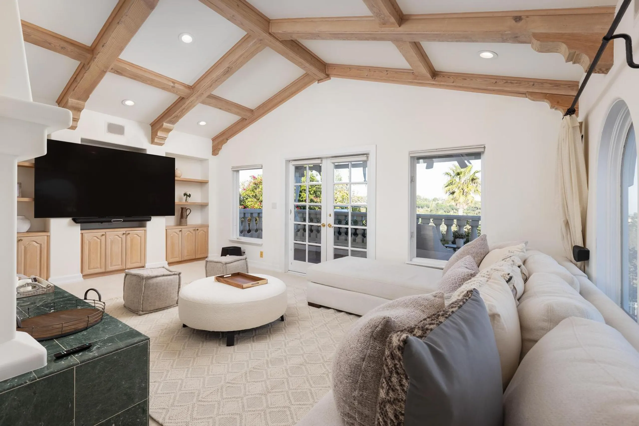 Bel Air Classic Luxury Estate with Private Pool and Stunning Views — photograph 6