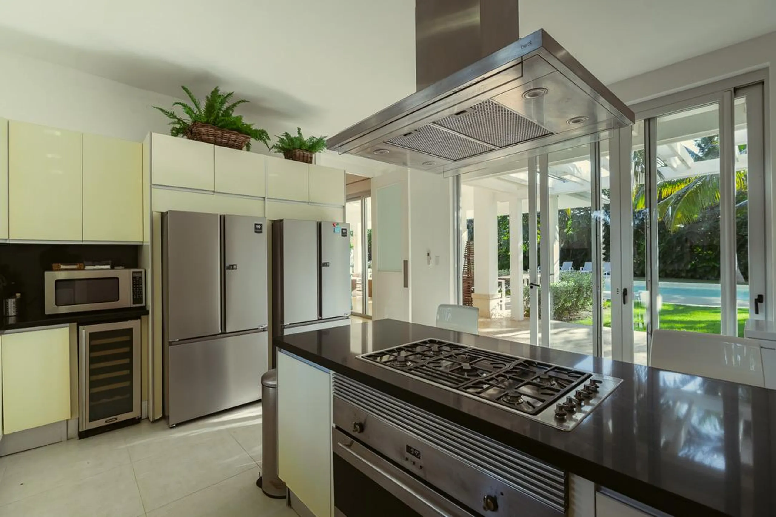 Breathtaking Luxury Villa with Private Beach — photograph 12