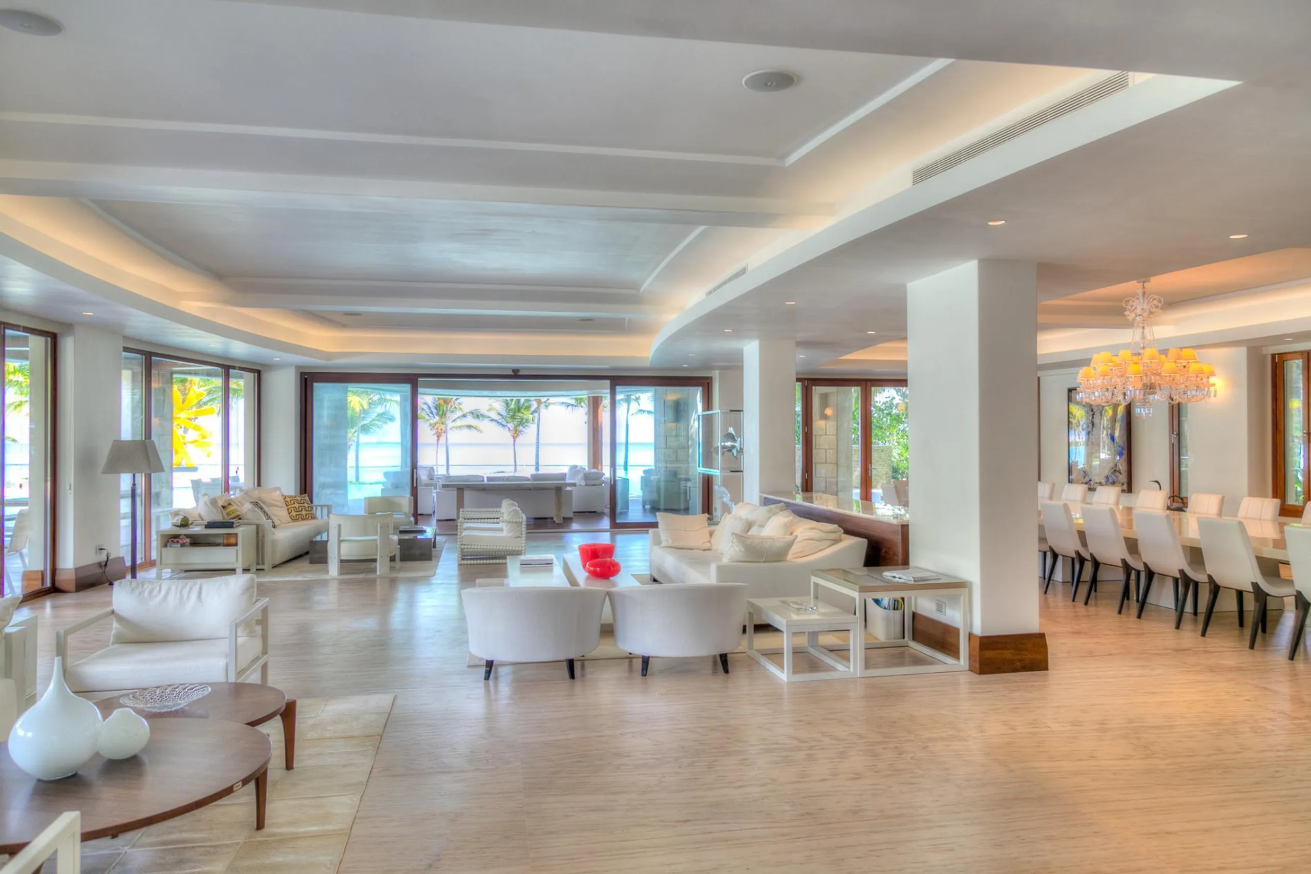 Spectacular Modern Villa: High Ceilings, Futuristic Spiral Stairs, and Intriguing Sculptures — photograph 10