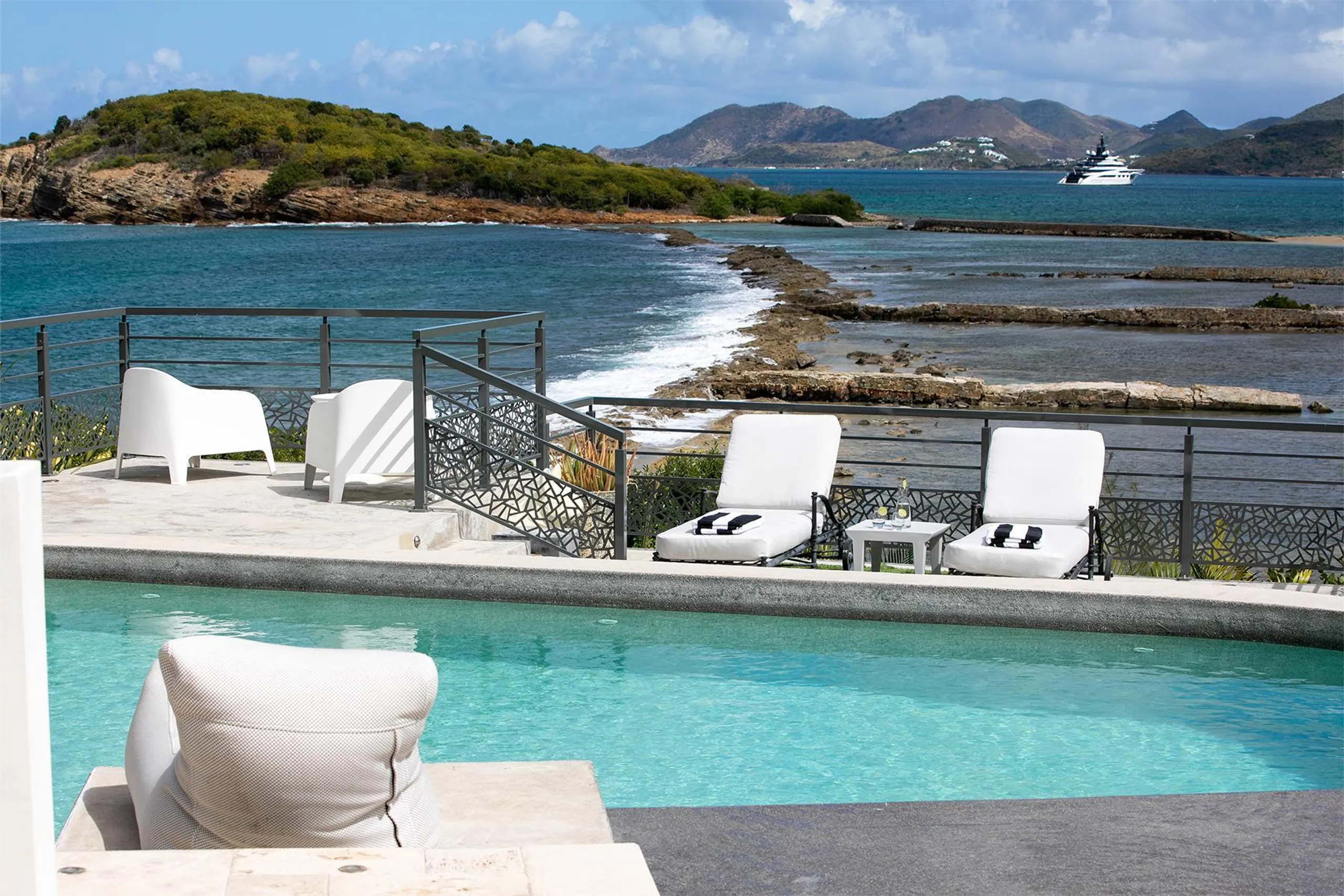Serene Clifftop Luxury Villa with Private Pool and Breathtaking Ocean Views — photograph 8