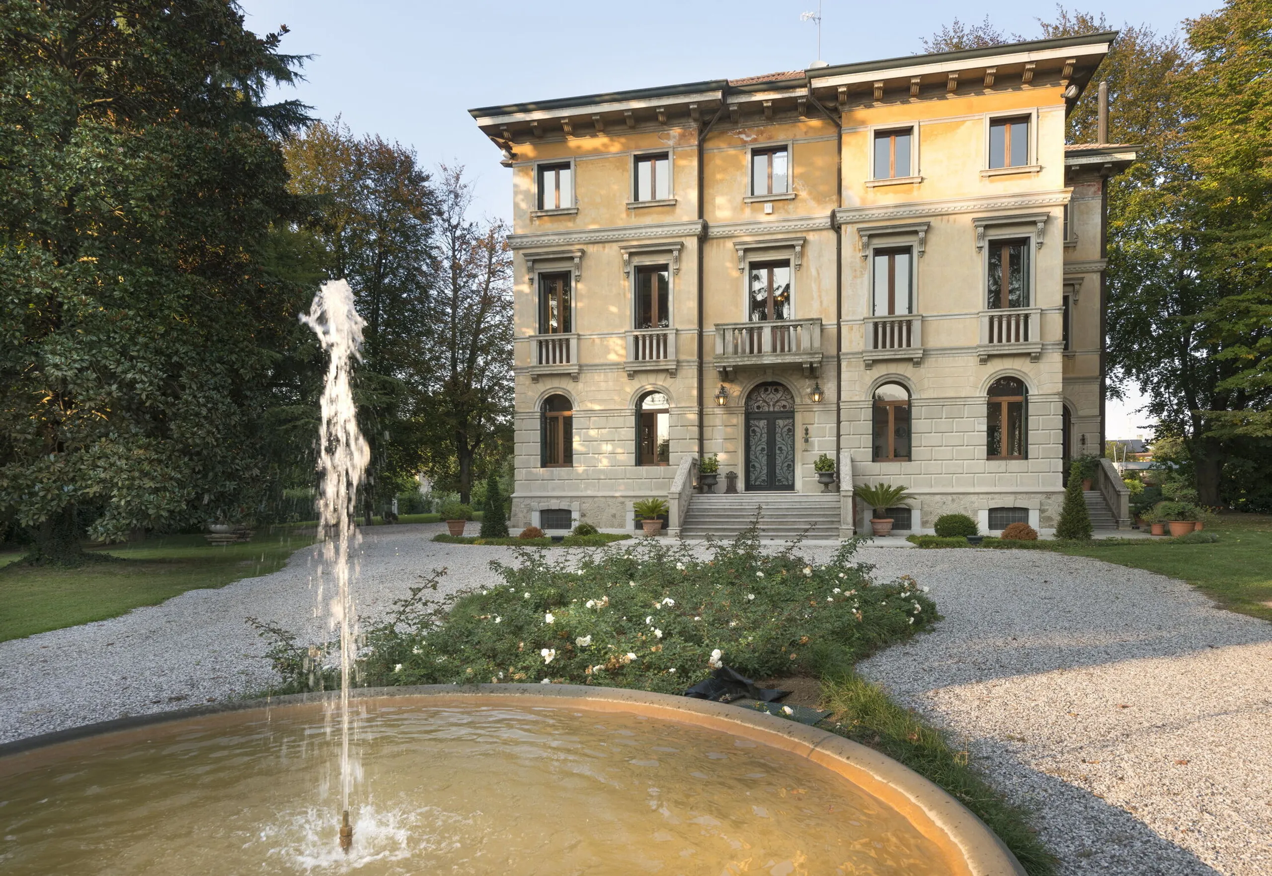 Classic 20th-Century Villa with Garden and Park near Venice — photograph 2