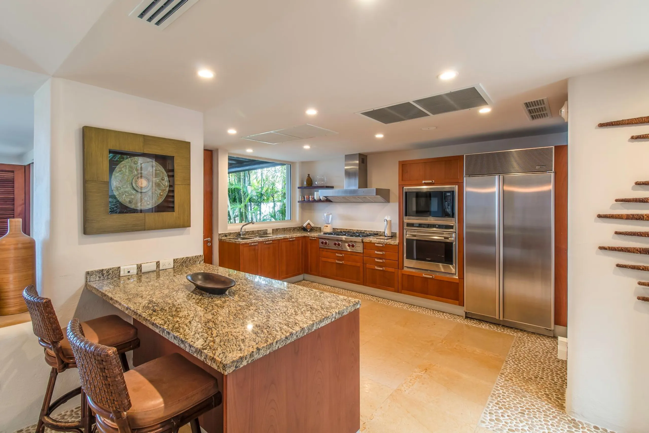 Blue Water Oasis with Infinity Pool and Spectacular Ocean Views — photograph 7