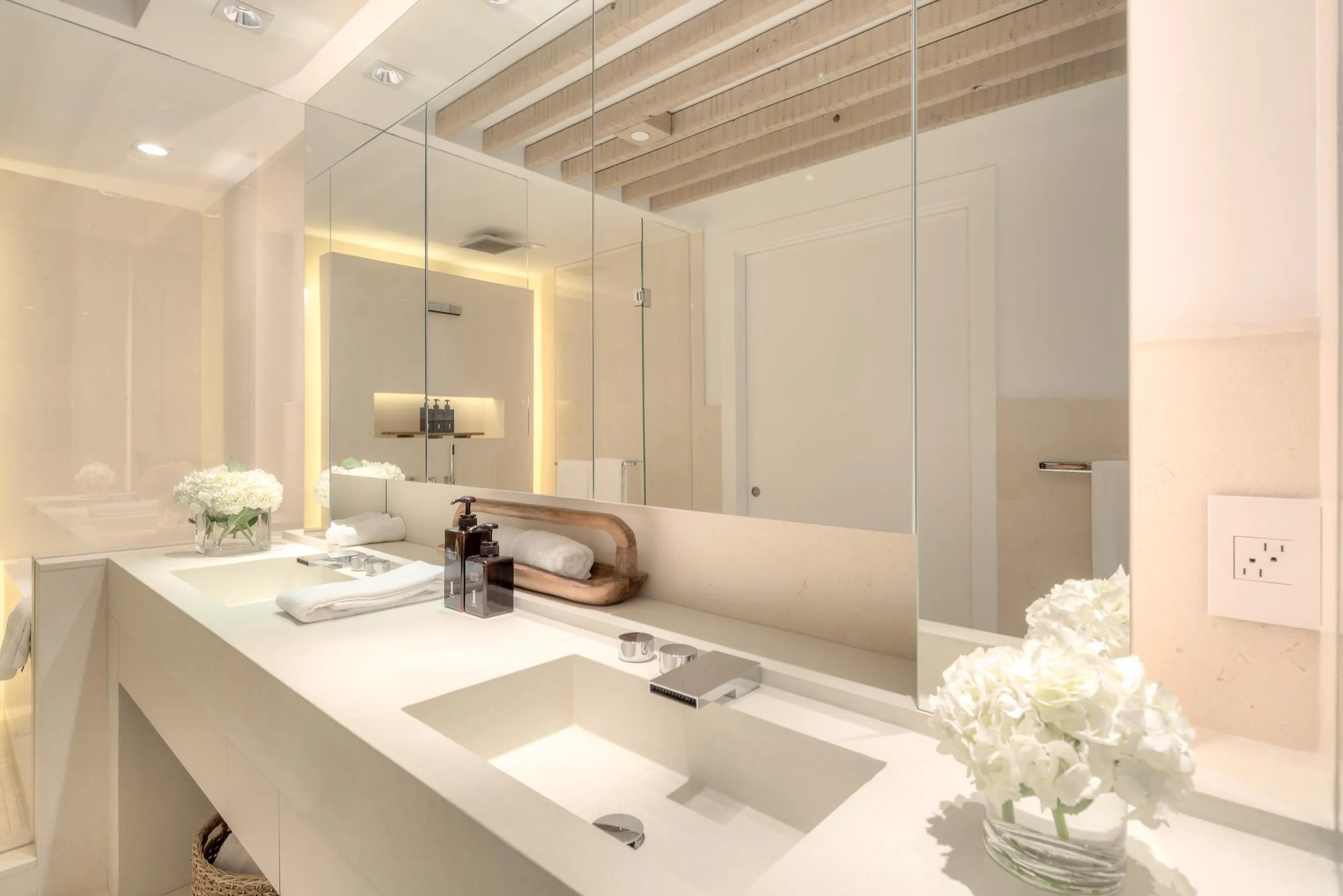 Luxury Miami Penthouse with Ocean Views at Every Angle — photograph 9