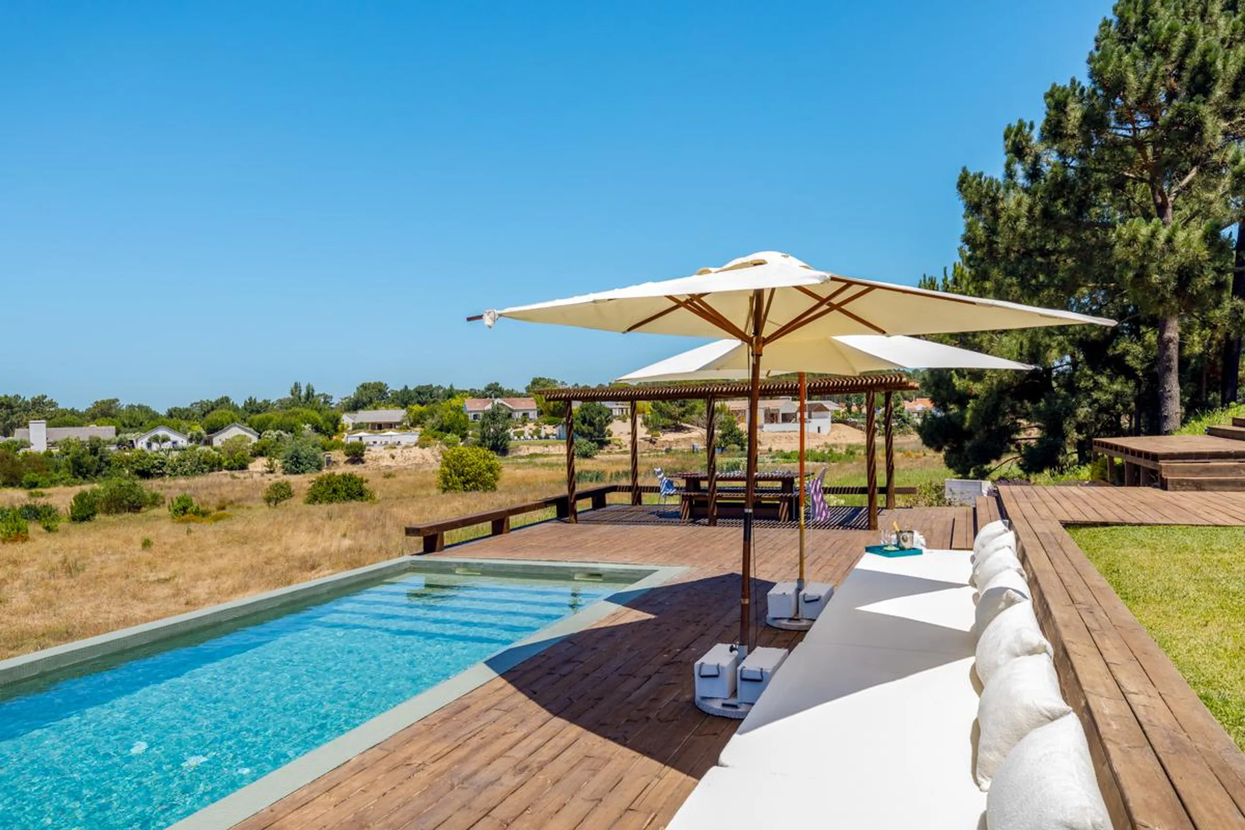 Enchanting 5BR Villa with Private Pool and Expansive Garden — photograph 3