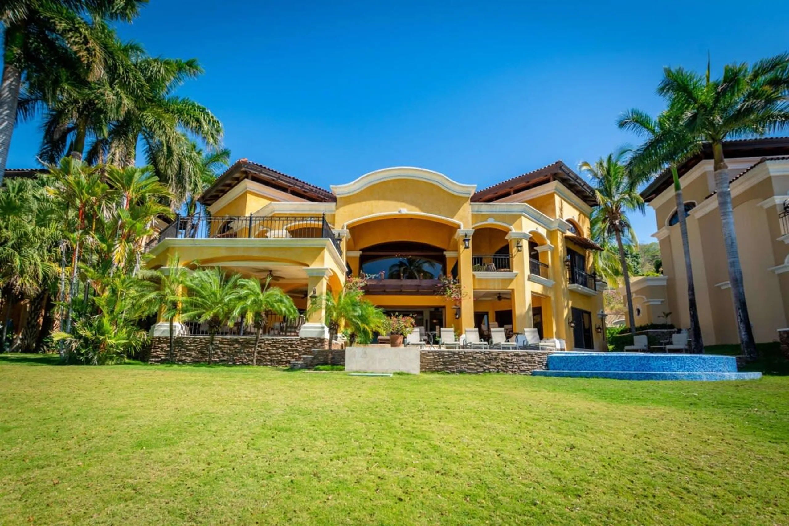 Beachfront Mediterranean-Style Villa with Private Infinity Pool, and Ocean Views — photograph 8