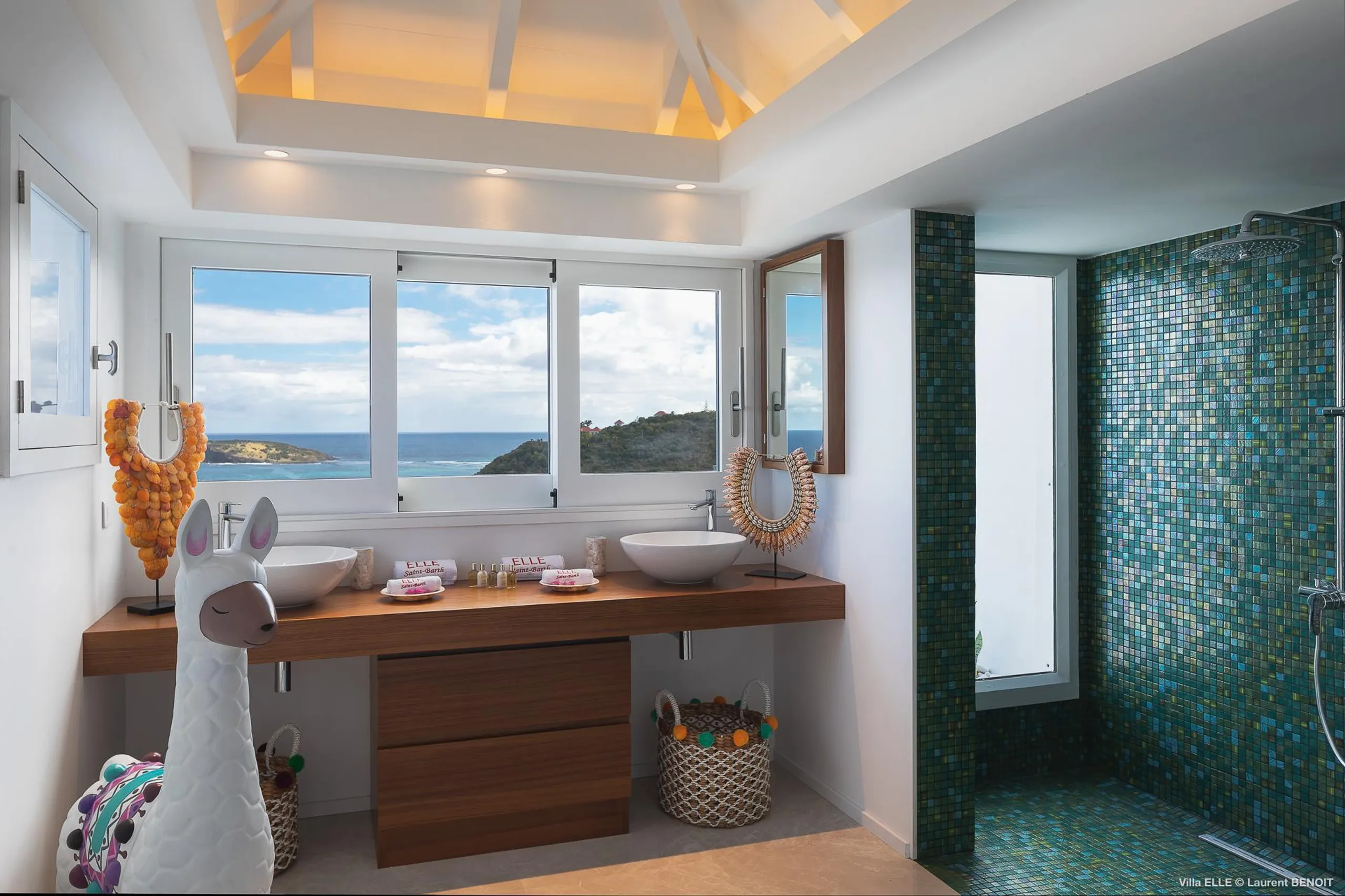 Oceanfront Paradise Estate with Private Pool and Jacuzzi — photograph 9