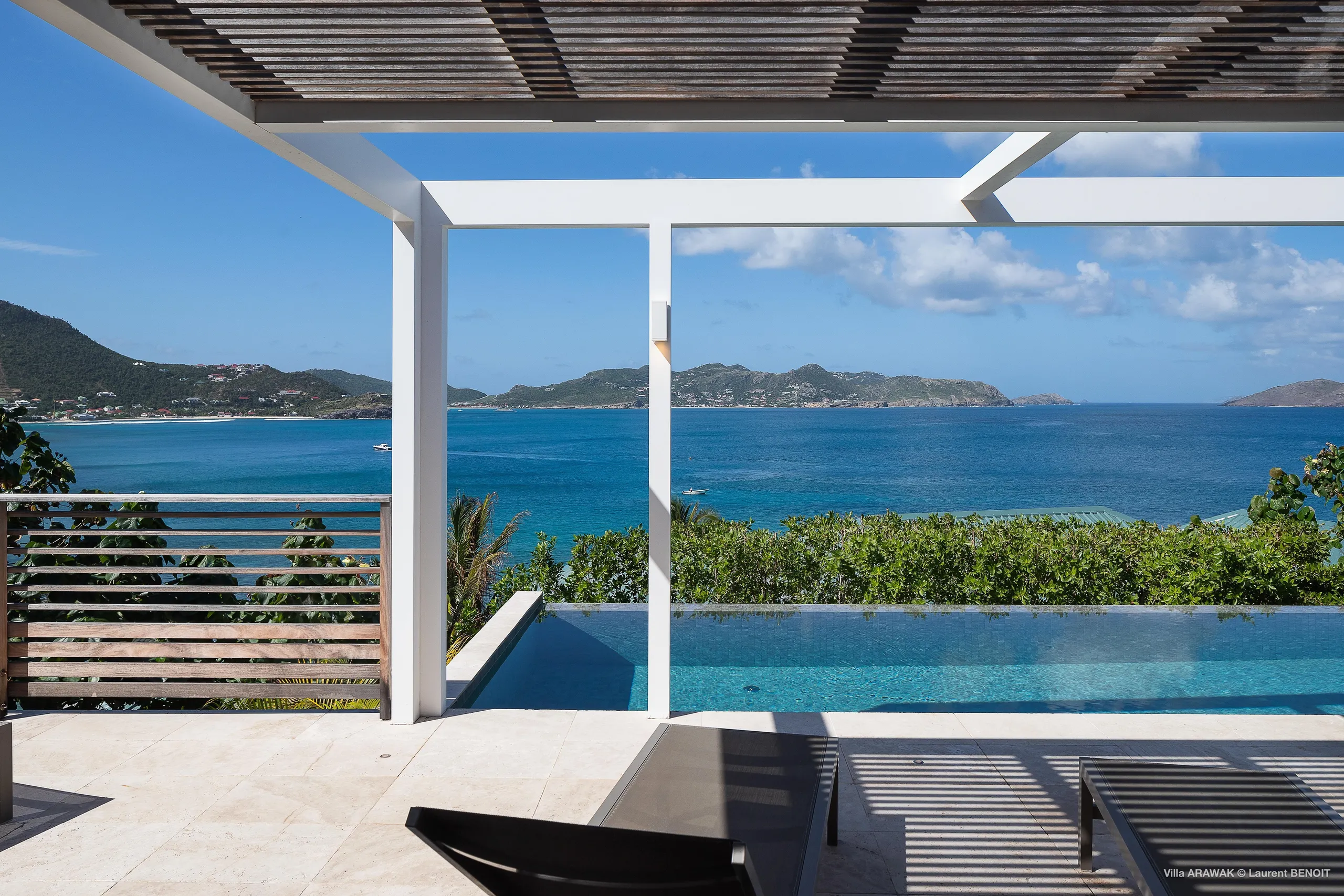 Chic Seaview Villa with Private Pool and Outdoor Grill — photograph 2