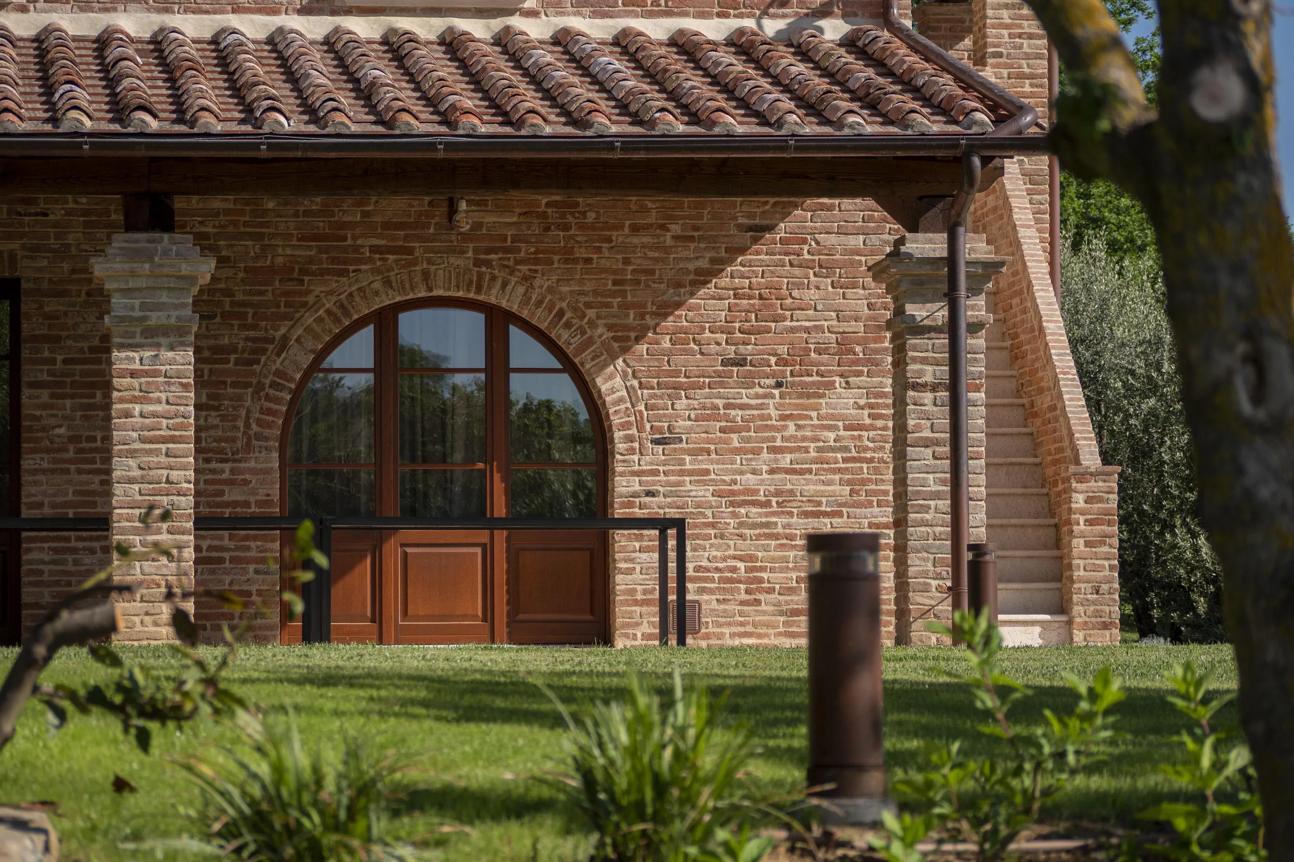 Classical Italian Estate with Invigorating Pool and Vineyard Views — photograph 8