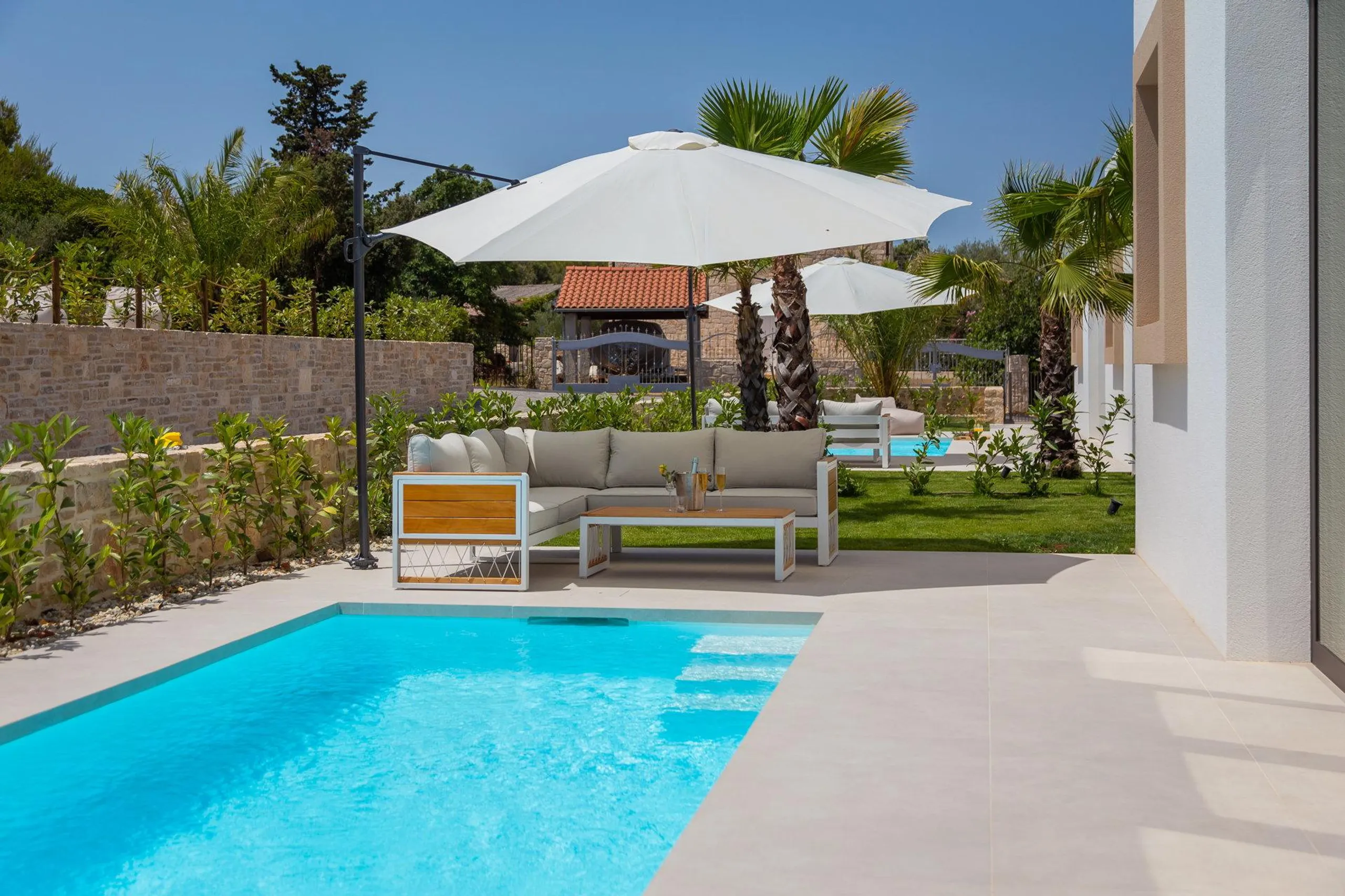 Tempting Beachfront Villa with Pool and Sea Views — photograph 3